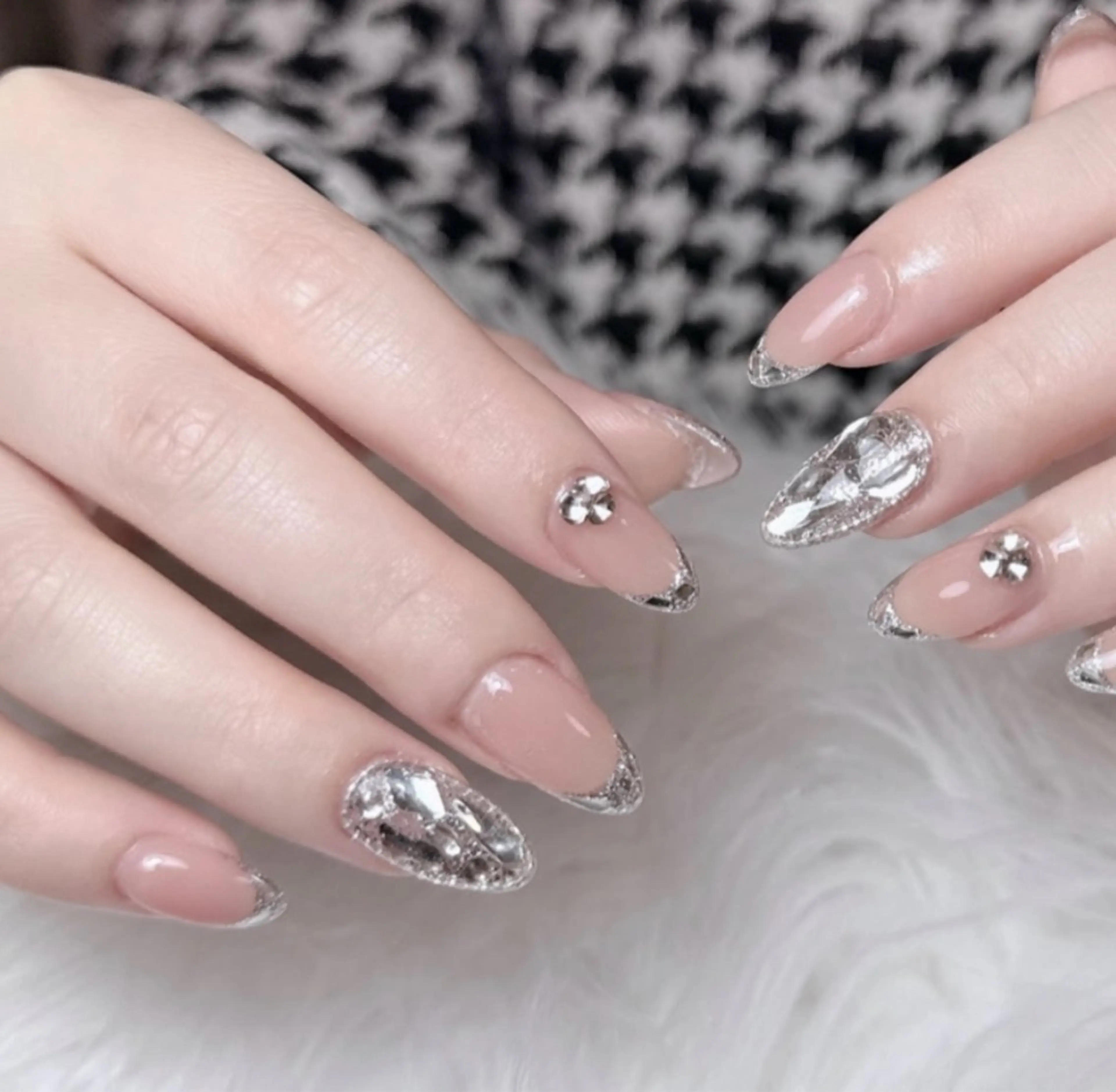 ネイル アートネイル ボルドー ドット フレンチネイル ガラスフレンチ ハンドネイル Queeens nailのネイルデザイン