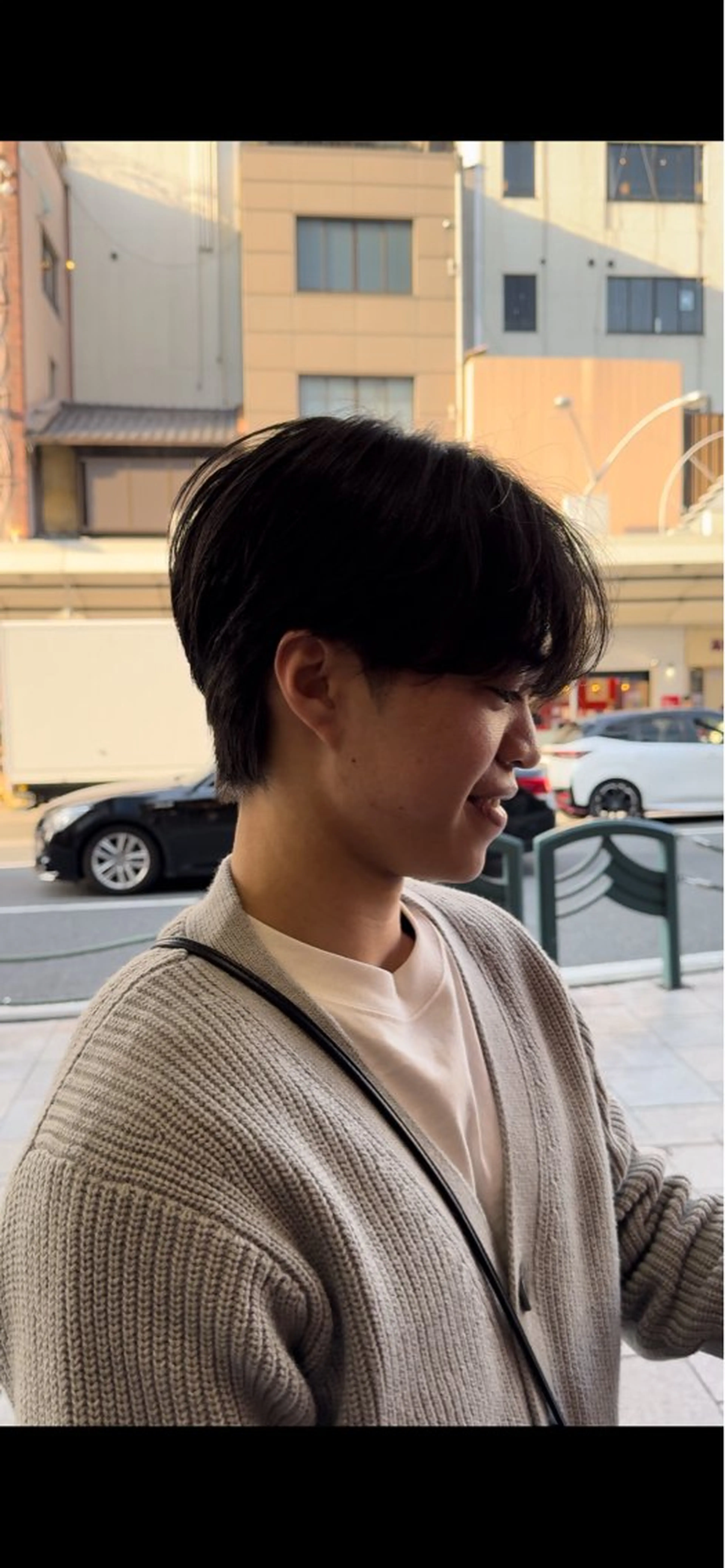 ミディアム パーマ メンズ センターパート カット enn.bleach by t.a.g所属・ホワイトカラー/ ピンクベージュにったのヘアスタイル