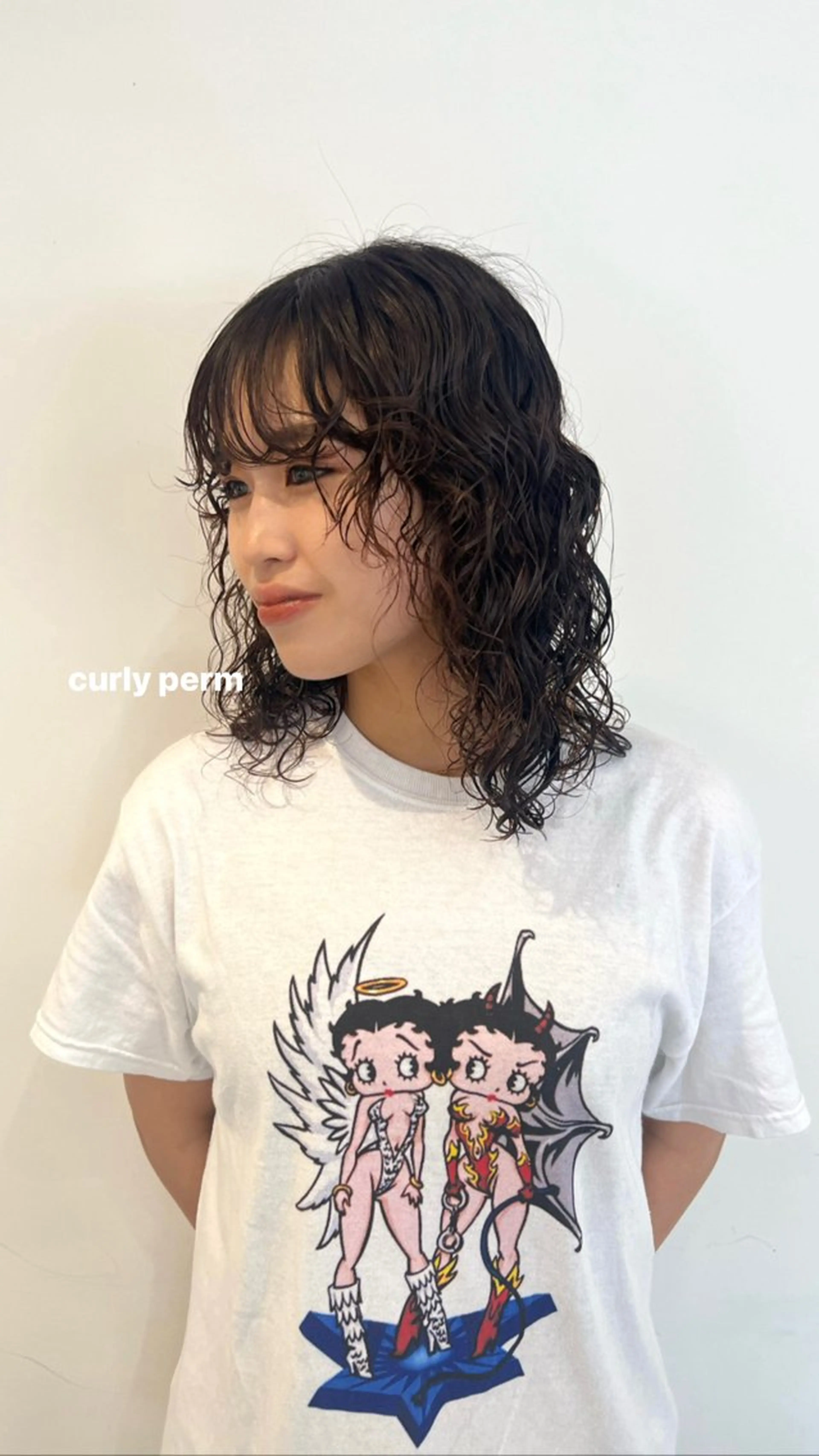 ミディアム パーマ 目黒 彩花のヘアスタイル