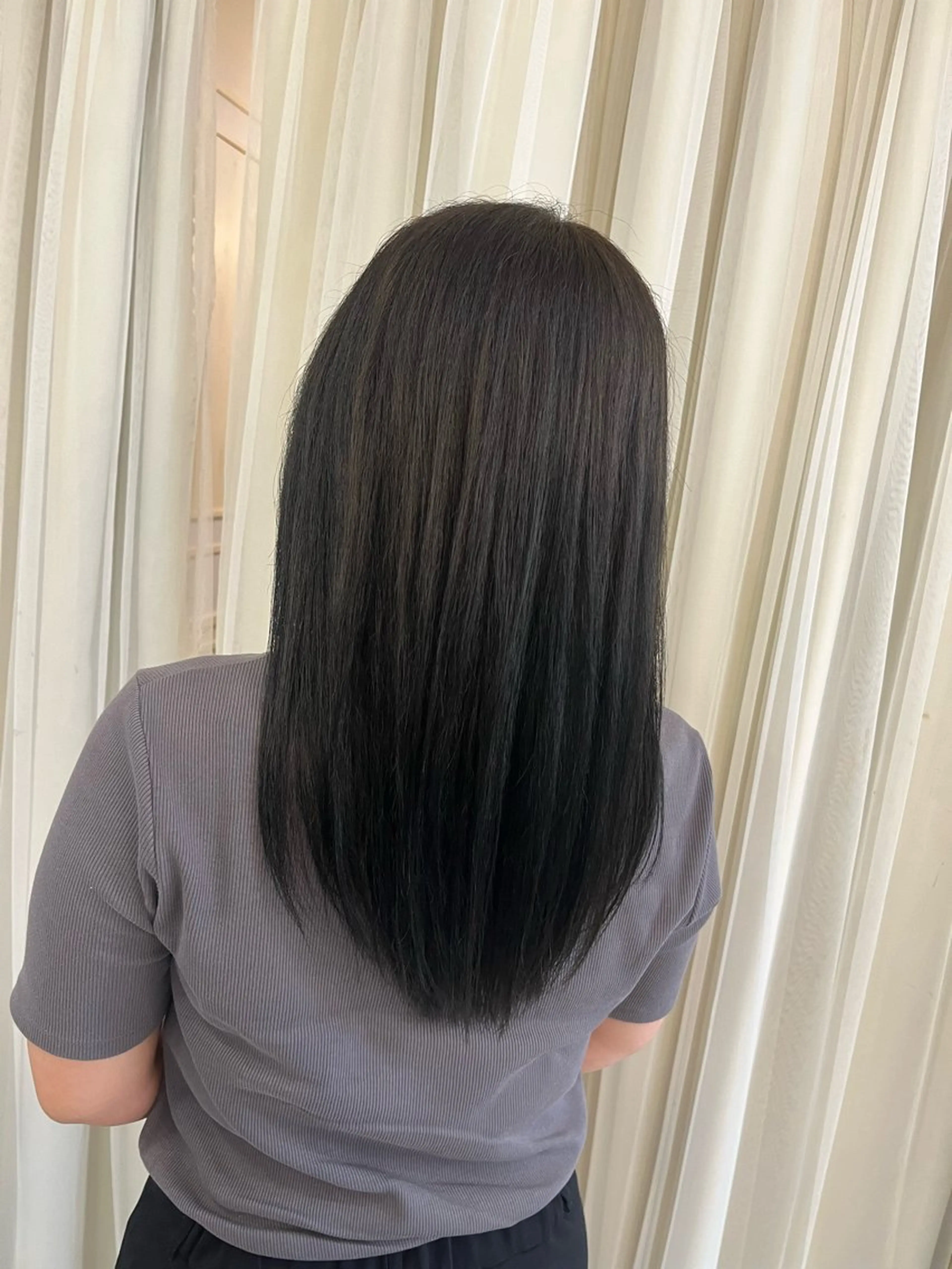 セミロング カラー アッシュ アッシュグレー 金城 麗華のヘアスタイル