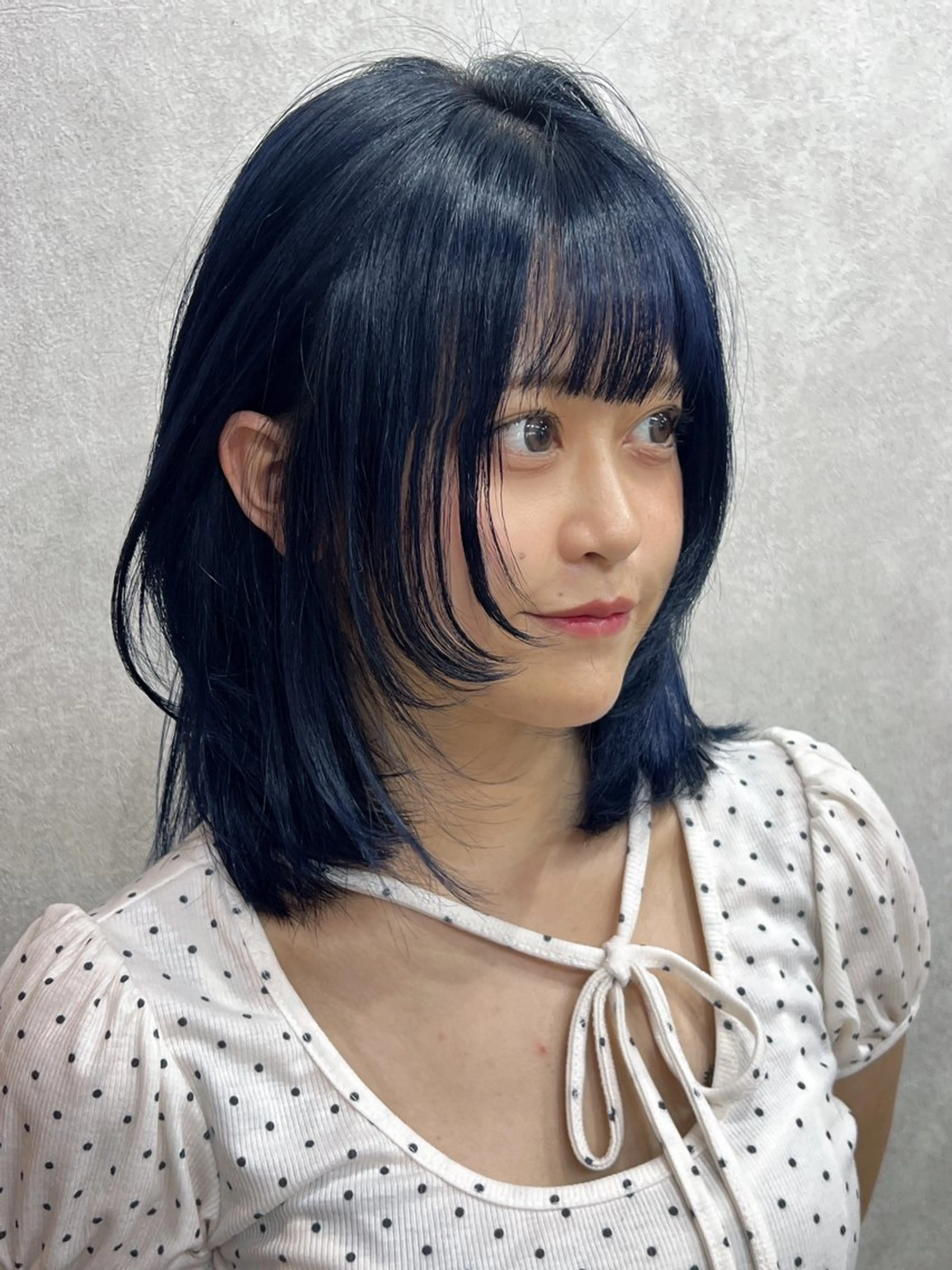 ミディアム カット ヘアカラー トリートメント maya レイヤーカットのヘアスタイル