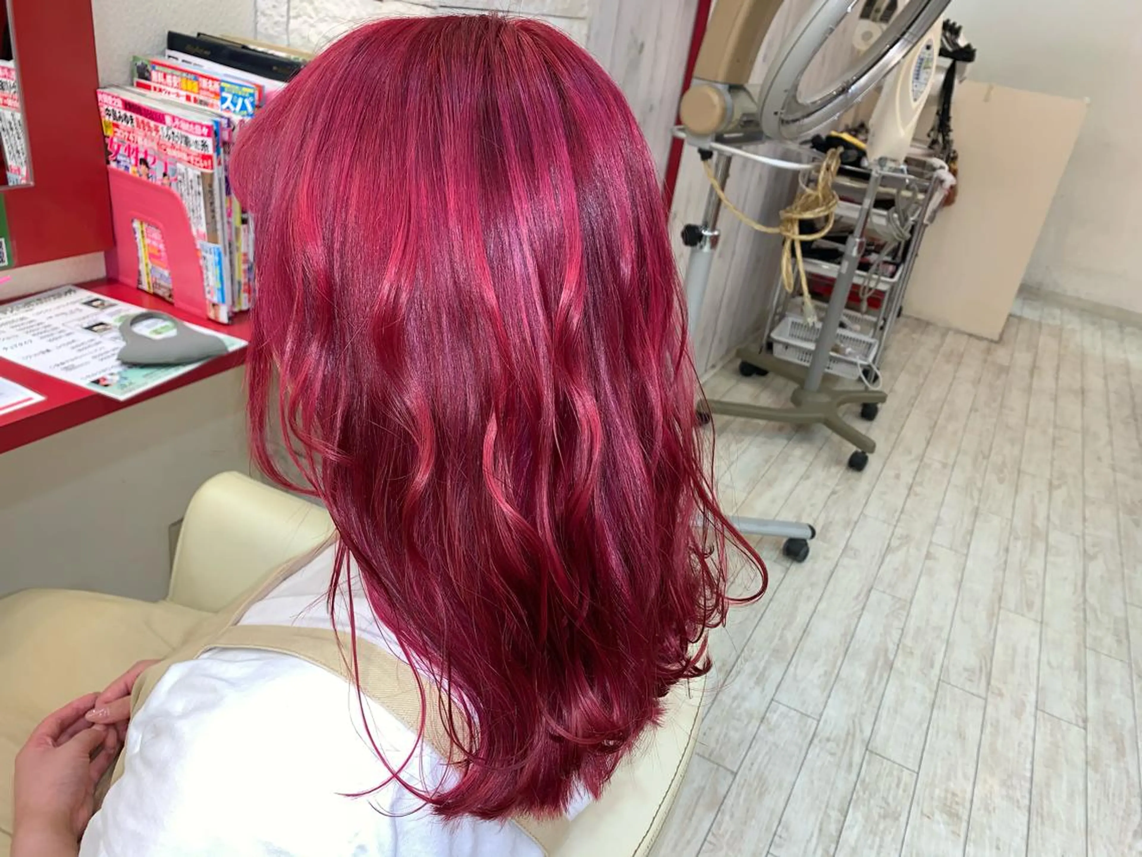 セミロング カラー ヘアアレンジ 今村公介 ブリーチ特化、派手髪のヘアスタイル