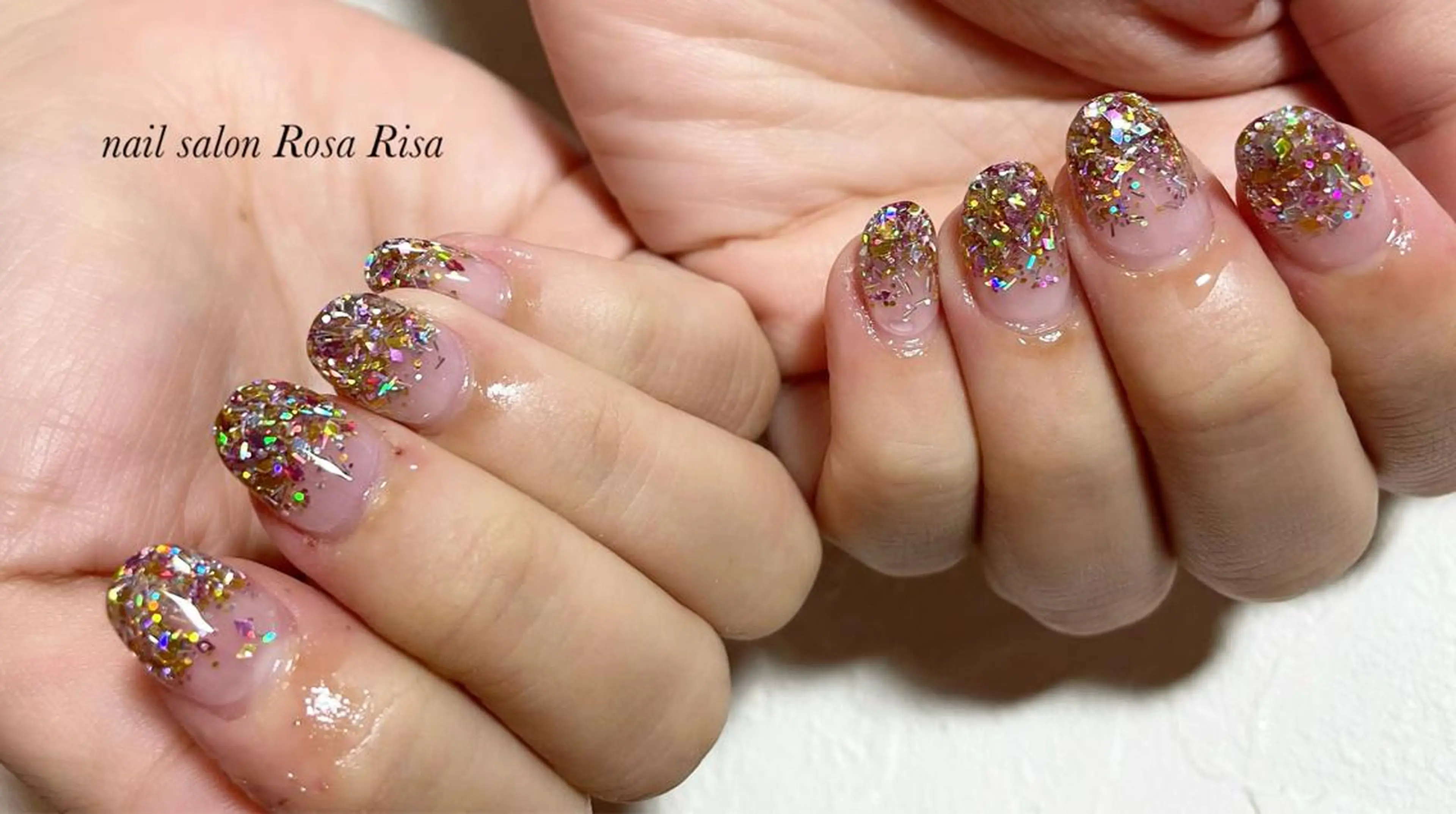 ミディアム ネイル オーロラネイル ゴールド ピンク ネイルスタジオ シェイクユアハンズのネイルデザイン