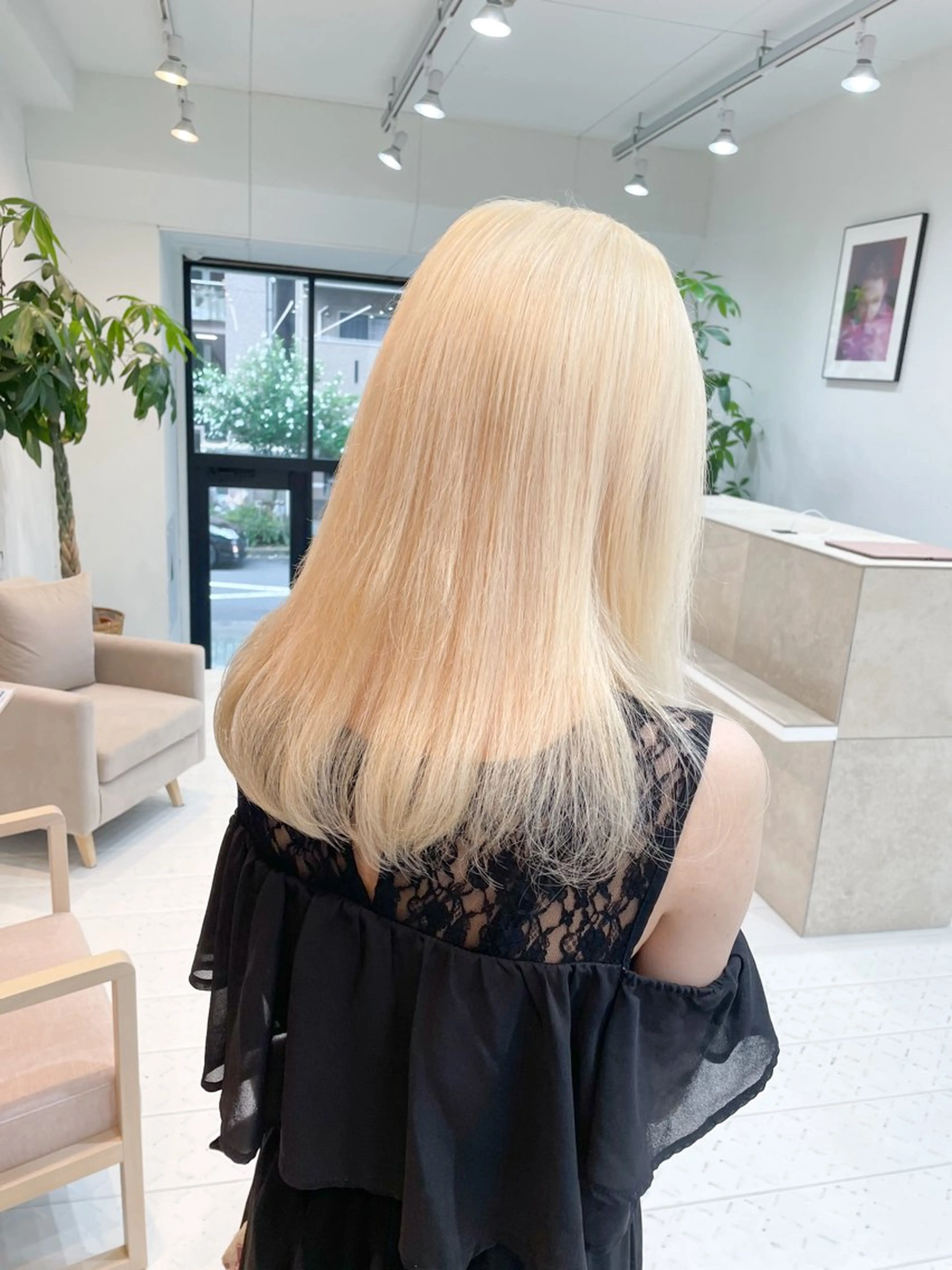 セミロング カラー ブリーチ 抜きっぱなしブロンド ブロンド ケアブリーチ ホワイトブロンド ヘアカラー トリートメント ハイトーン/レイヤー /ケアブリーチ石川治のヘアスタイル