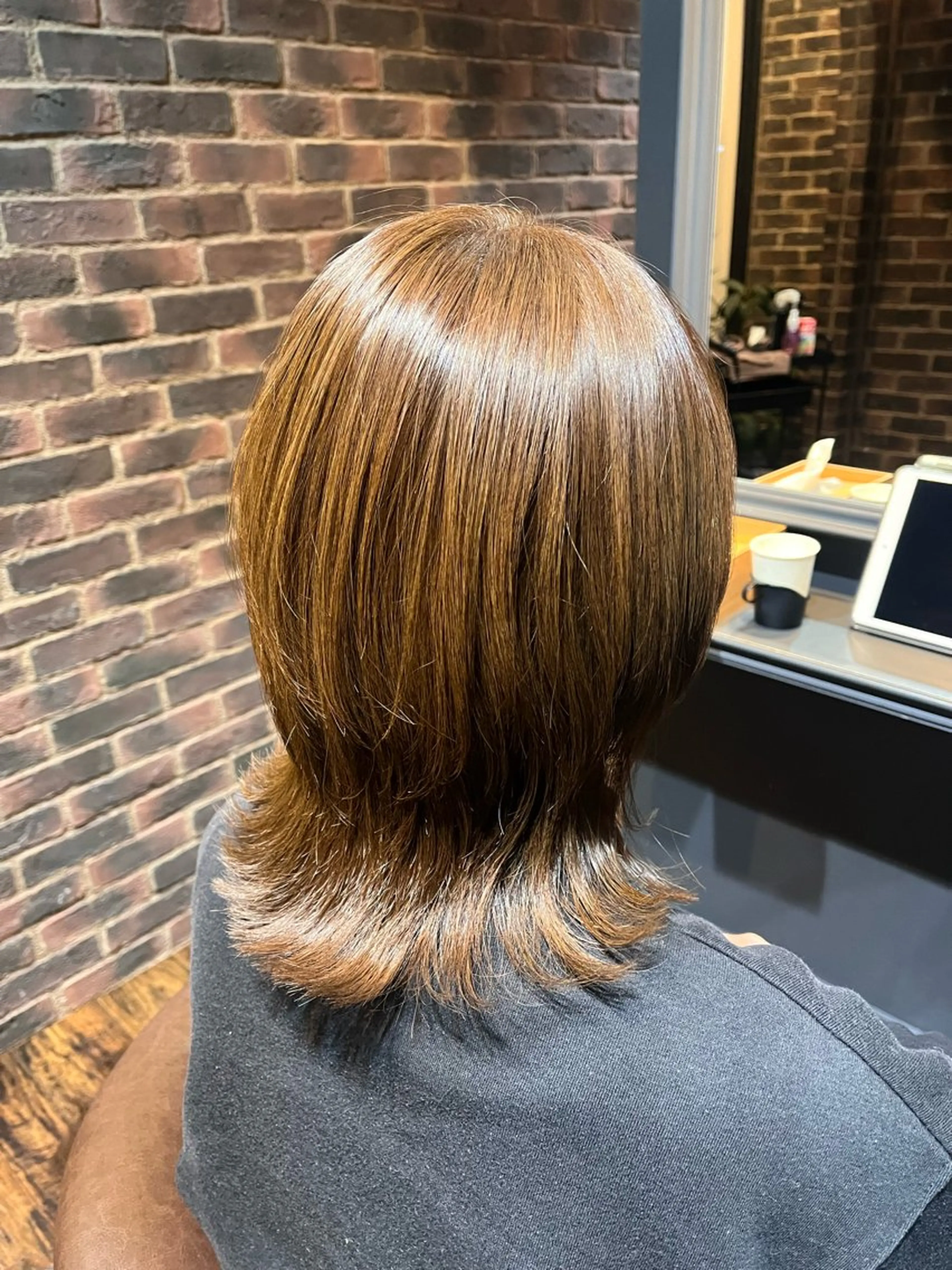 ミディアム カラー くびれヘア ウルフカット 境 あいみのヘアスタイル