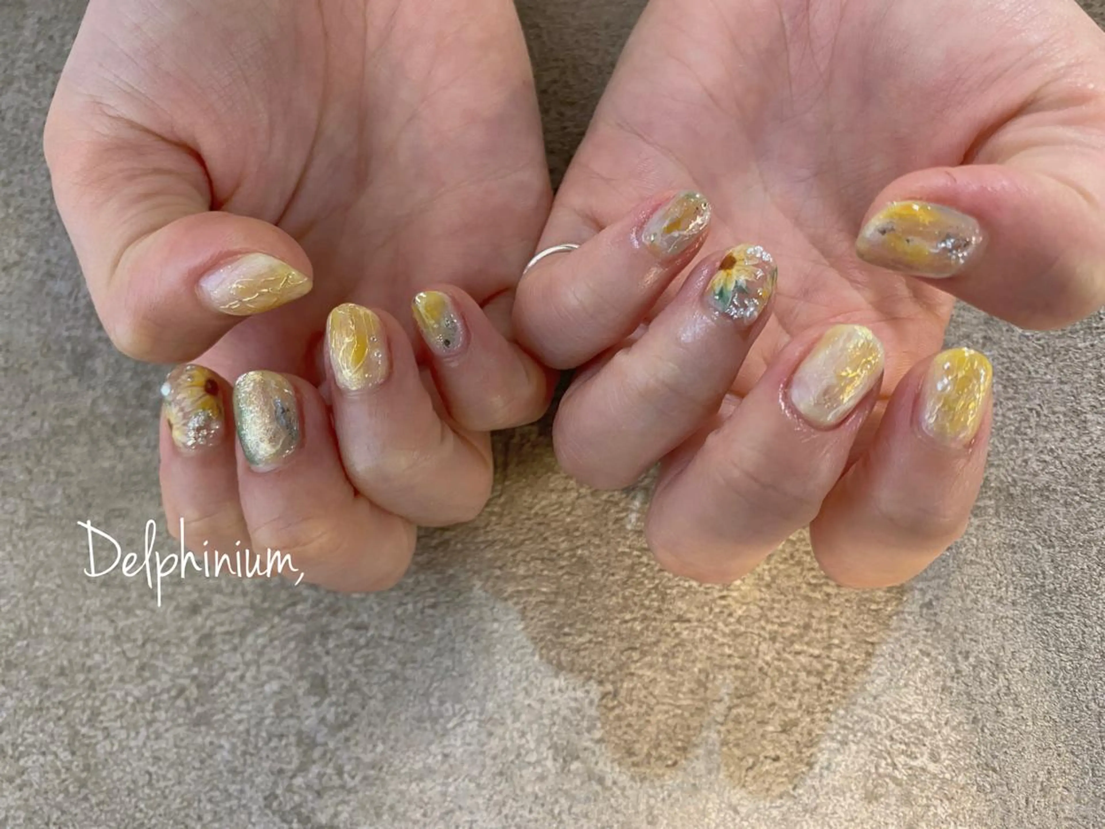 ネイル ニュアンスネイル 黄色 ハンドネイル 岡本 友恵のネイルデザイン