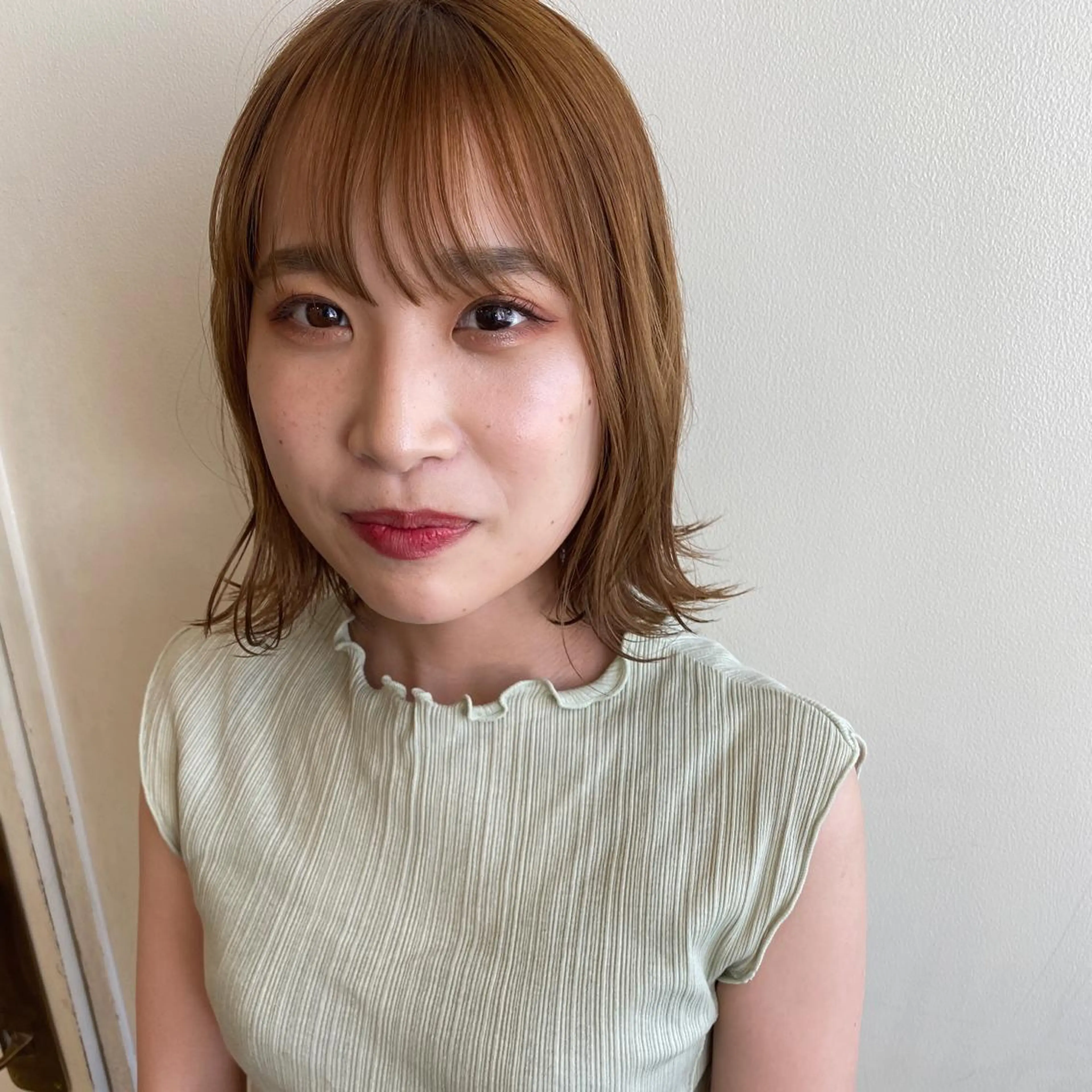 ミディアム カラー カット ヘアカラー トリートメント MIOベージュカラー 柔らかいカラーのヘアスタイル