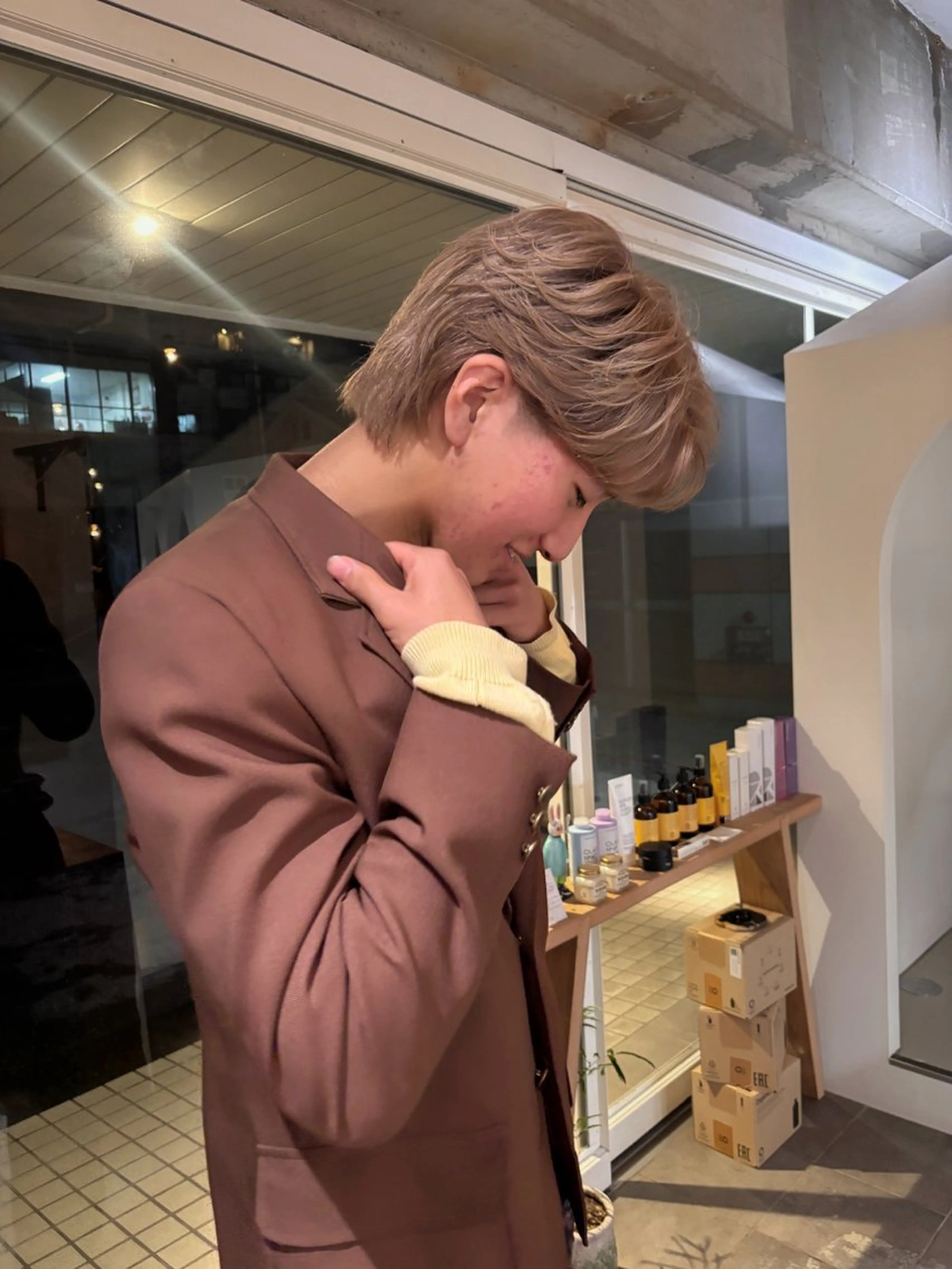 ショート カラー ベージュカラー ブリーチ 透明感カラー ミルクティーベージュ ショートヘア mirai/レイヤー ボブ/デザインのヘアスタイル