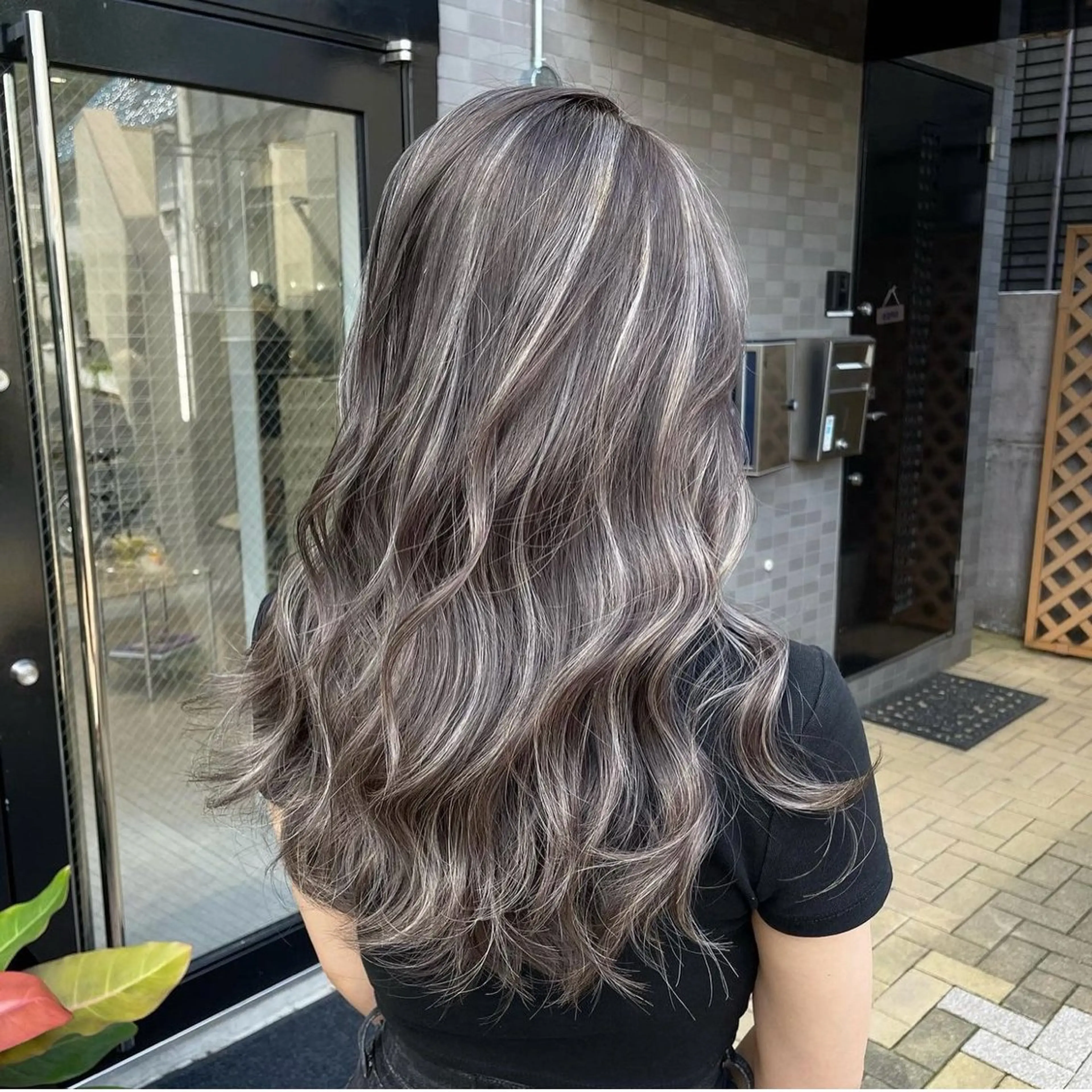 ロング ヘアカラー ミルクティーベージュ オリーブグレージュのヘアスタイル