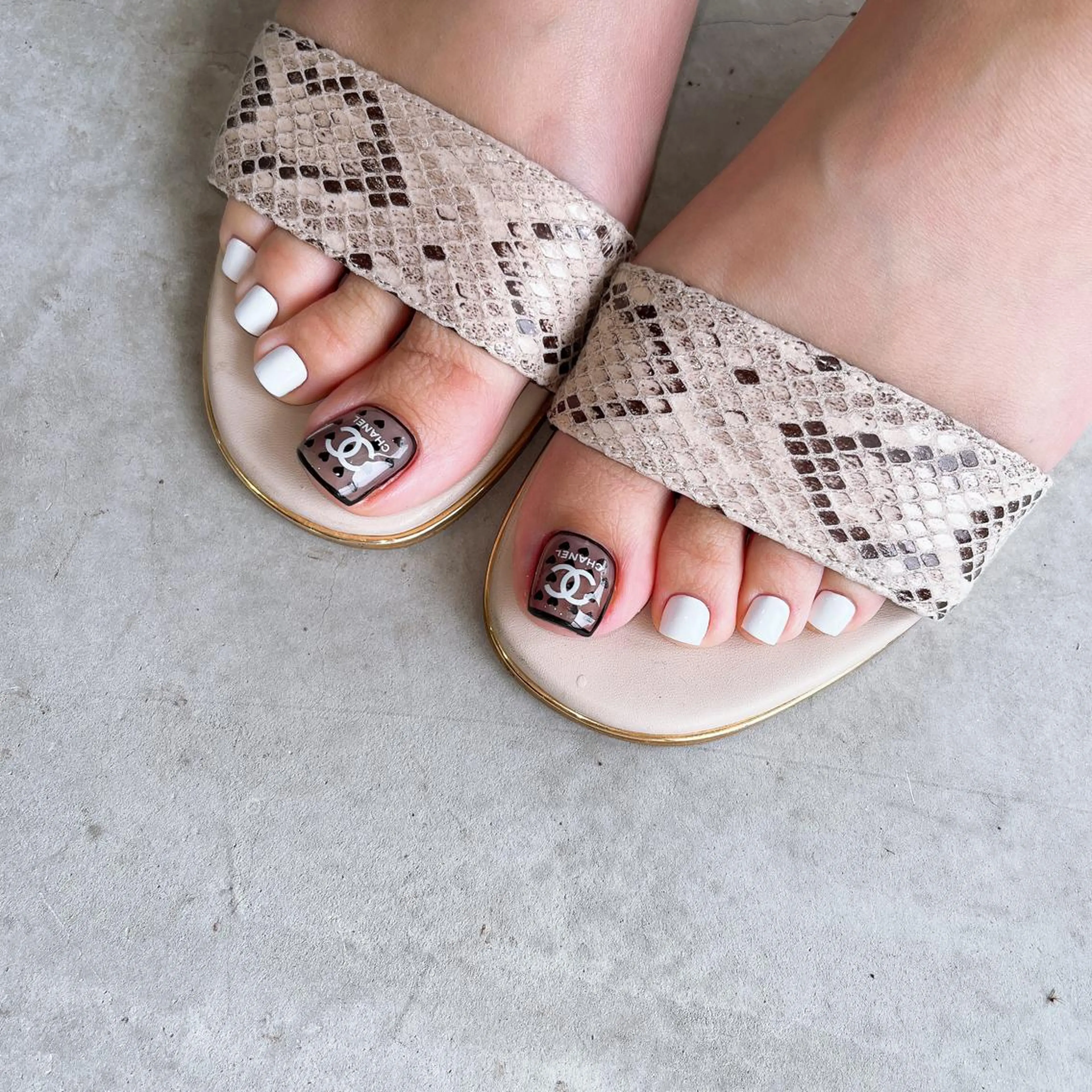 ネイル フットネイル フレンチネイル ジェルネイル ラメ(グリッター) ラメグラデーション フットネイル NEO Beauty Salon所属・𝐍𝐄𝐎 𝐉𝐔𝐑𝐈のネイルデザイン