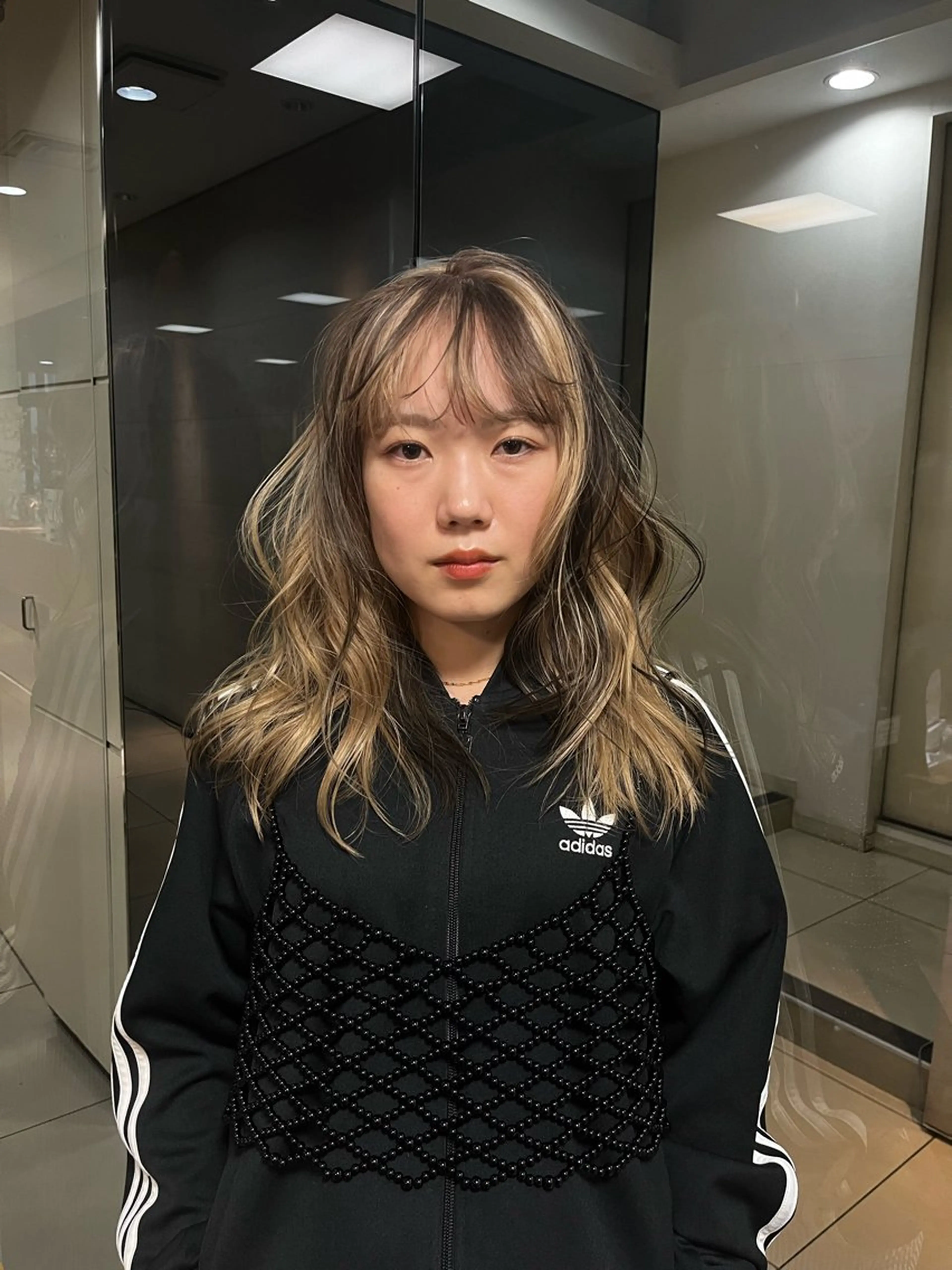 セミロング カラー デザインカラー ハイトーンカラー 垢抜け小顔レイヤー オリーブ/スミレのヘアスタイル