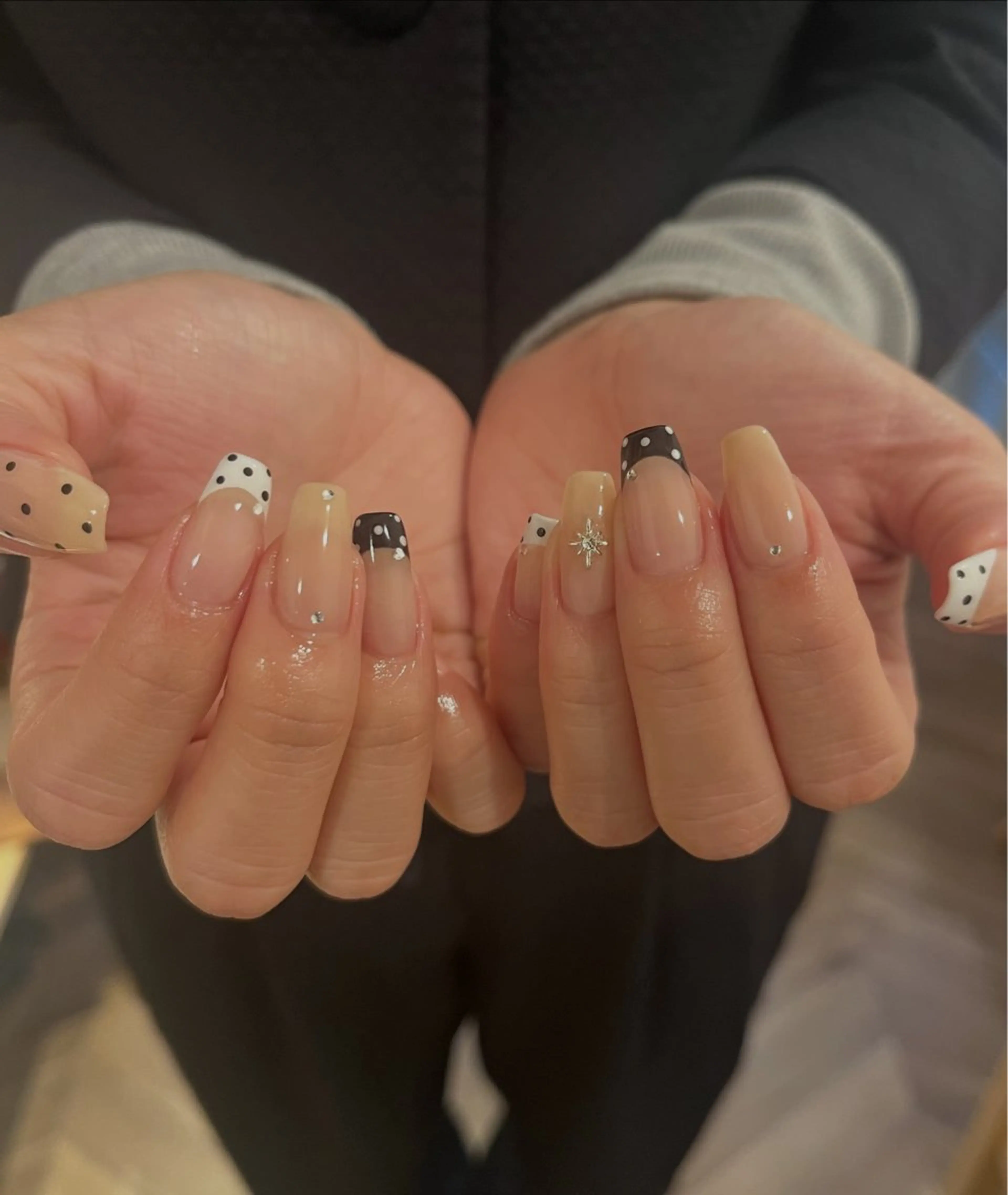 ネイル ドット 持ち込み ハンドネイル AT.1011(アトリエテンイレブン)所属・AT.1011 (ハルカ)のネイルデザイン