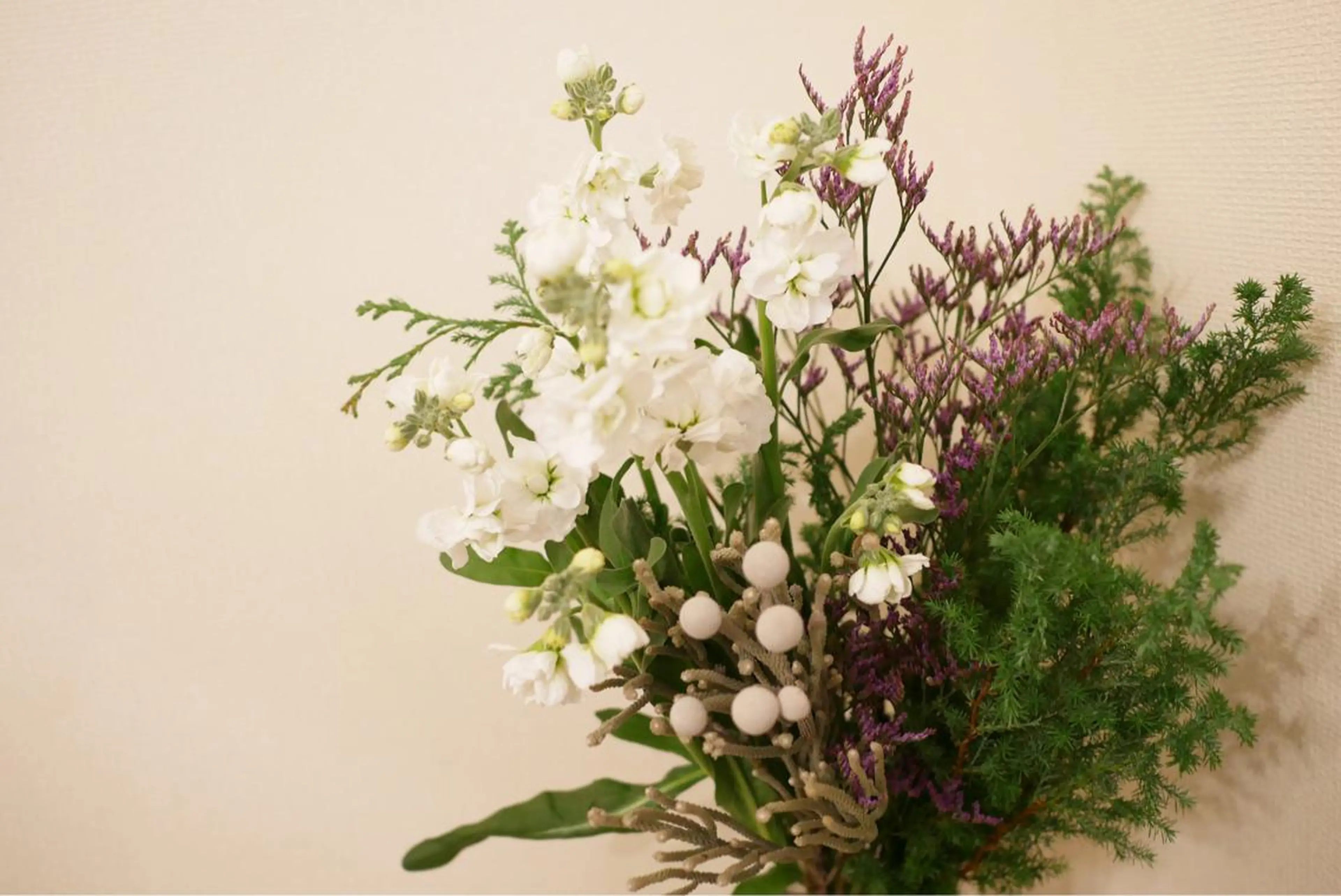 セミロング カラー パーマ ヘアアレンジ メンズ キッズ ネイル マツエク・マツパ クリスマス キラキラネイル 冬ネイル クリスマス エステ リラク ニキビ跡専門サロン Ａｉｎａのエステ・リラクイメージ