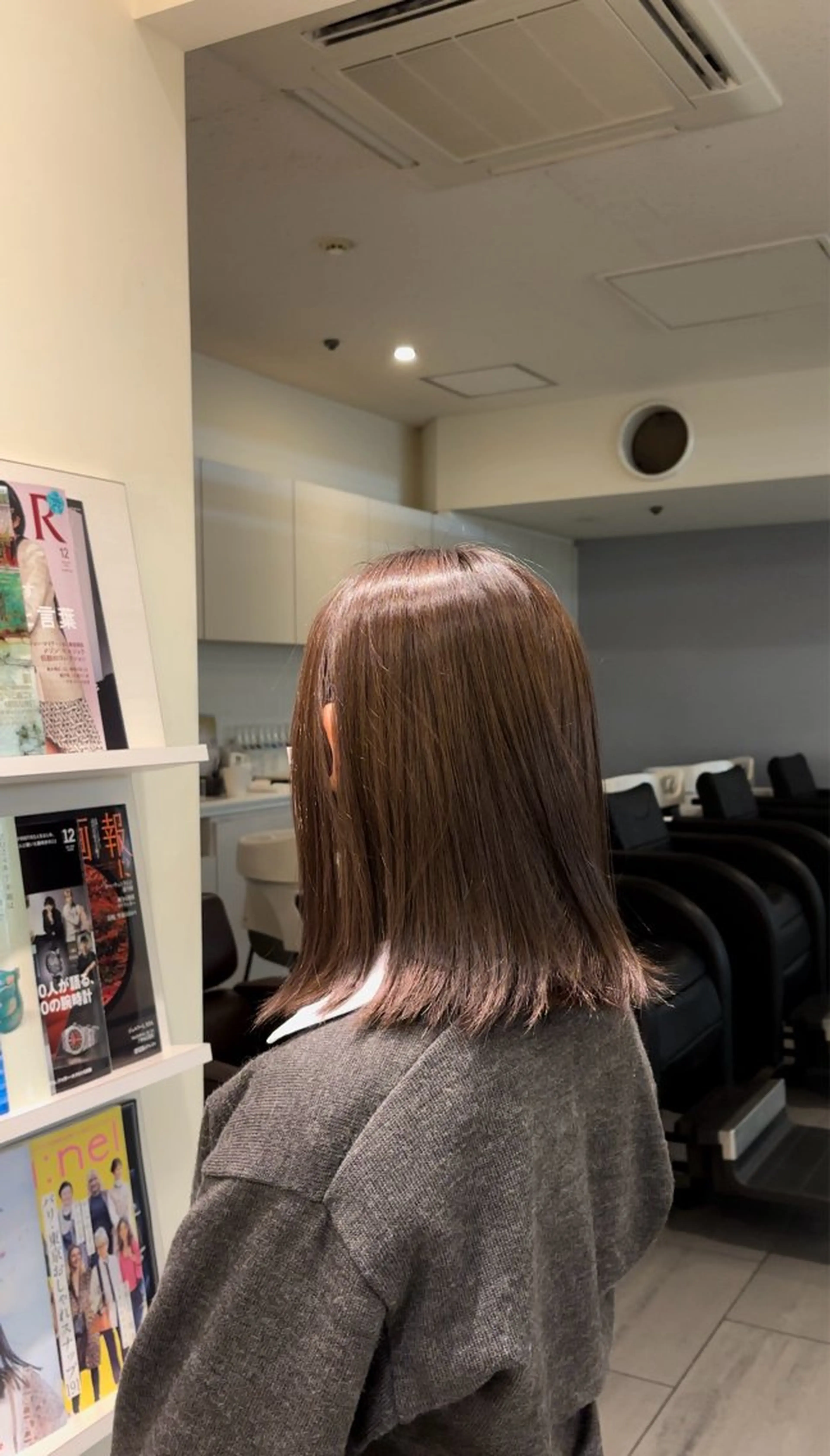 ミディアム カラー グレージュ オオカメ ユヅキのヘアスタイル