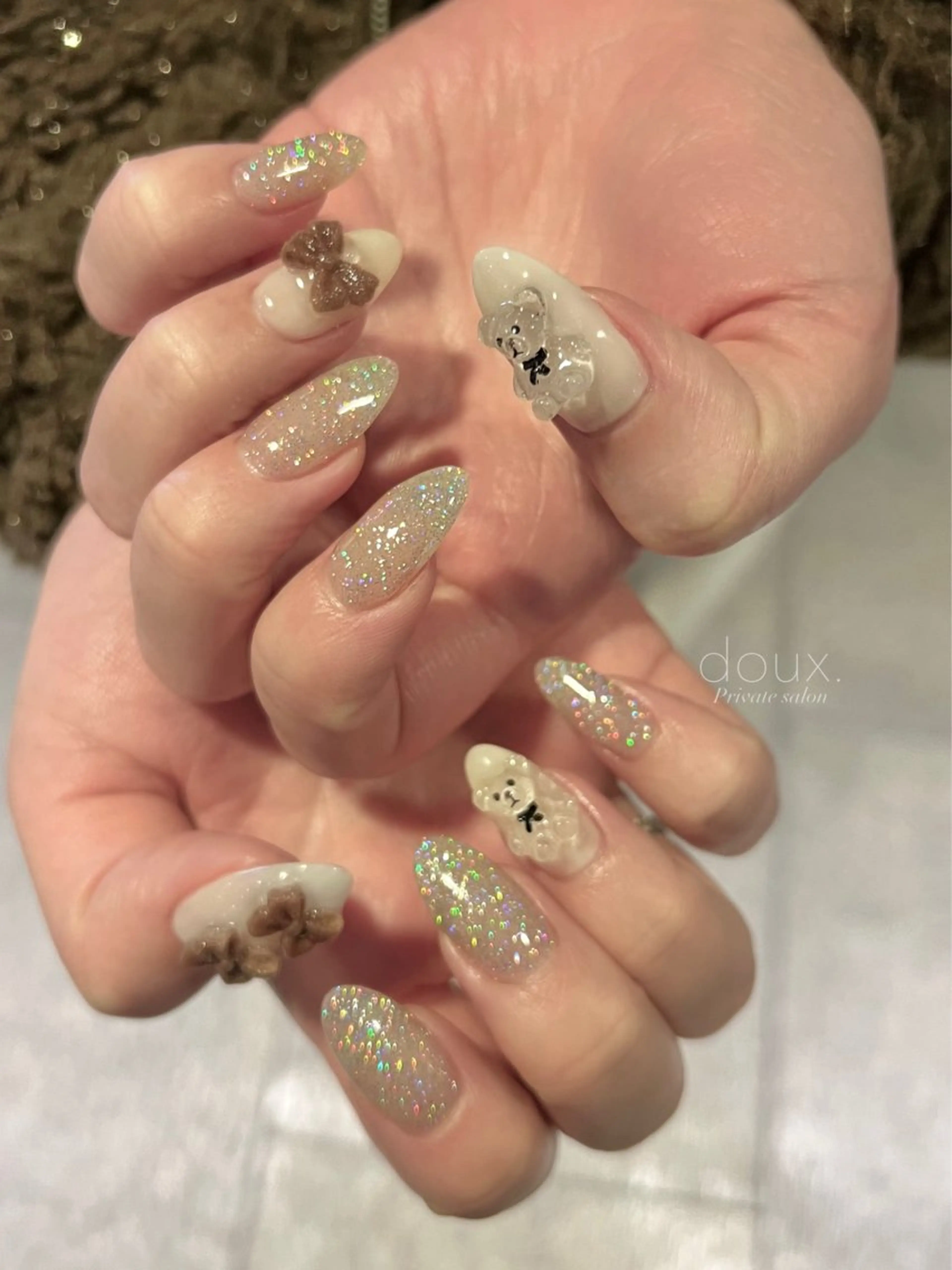 ネイル フラッシュネイル キラキラネイル 韓国ネイル リボン 冬ネイル ハンドネイル doux. nailのネイルデザイン