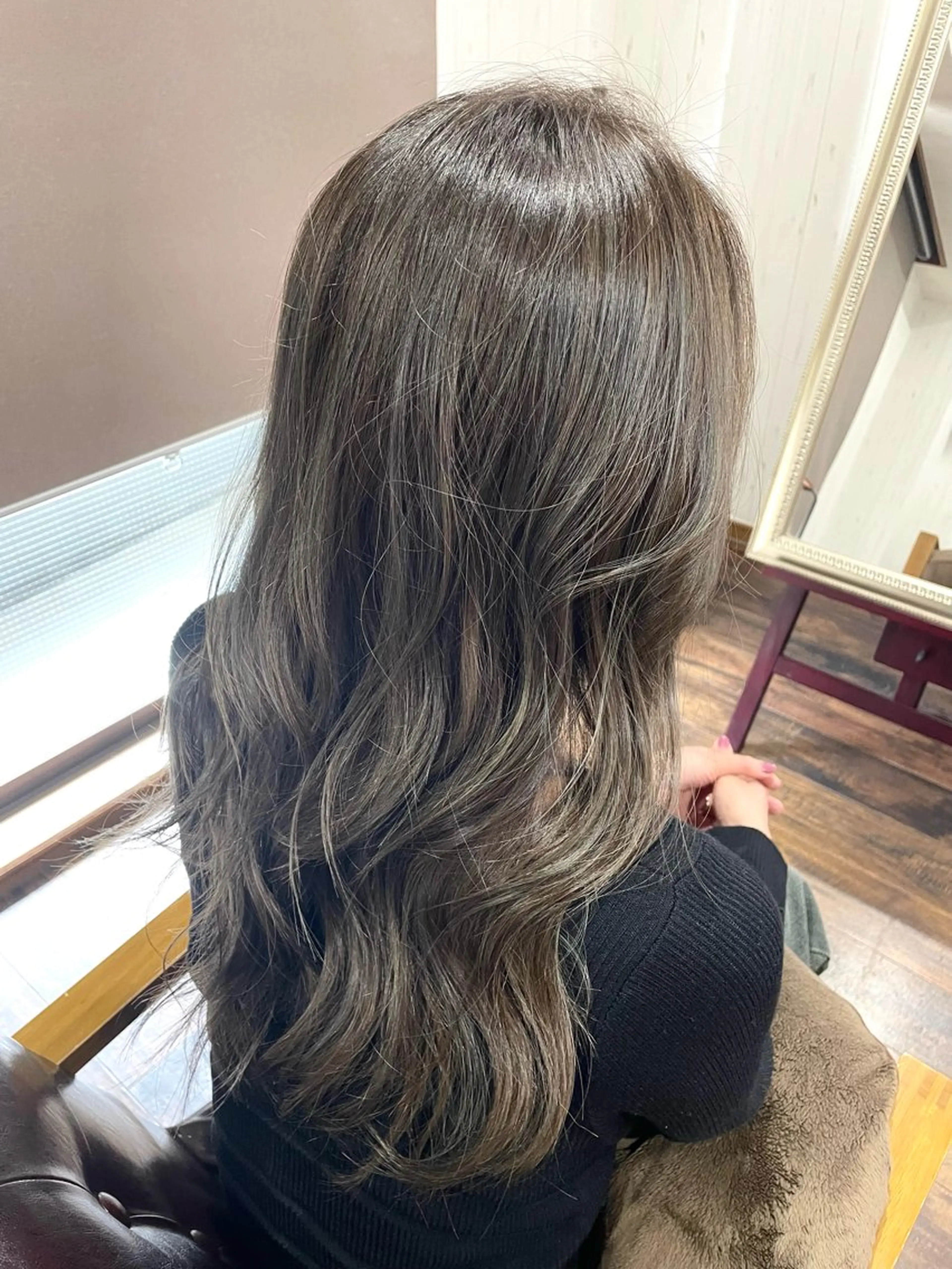 セミロング カラー 透明感カラー グレージュ 西川 敏夫のヘアスタイル