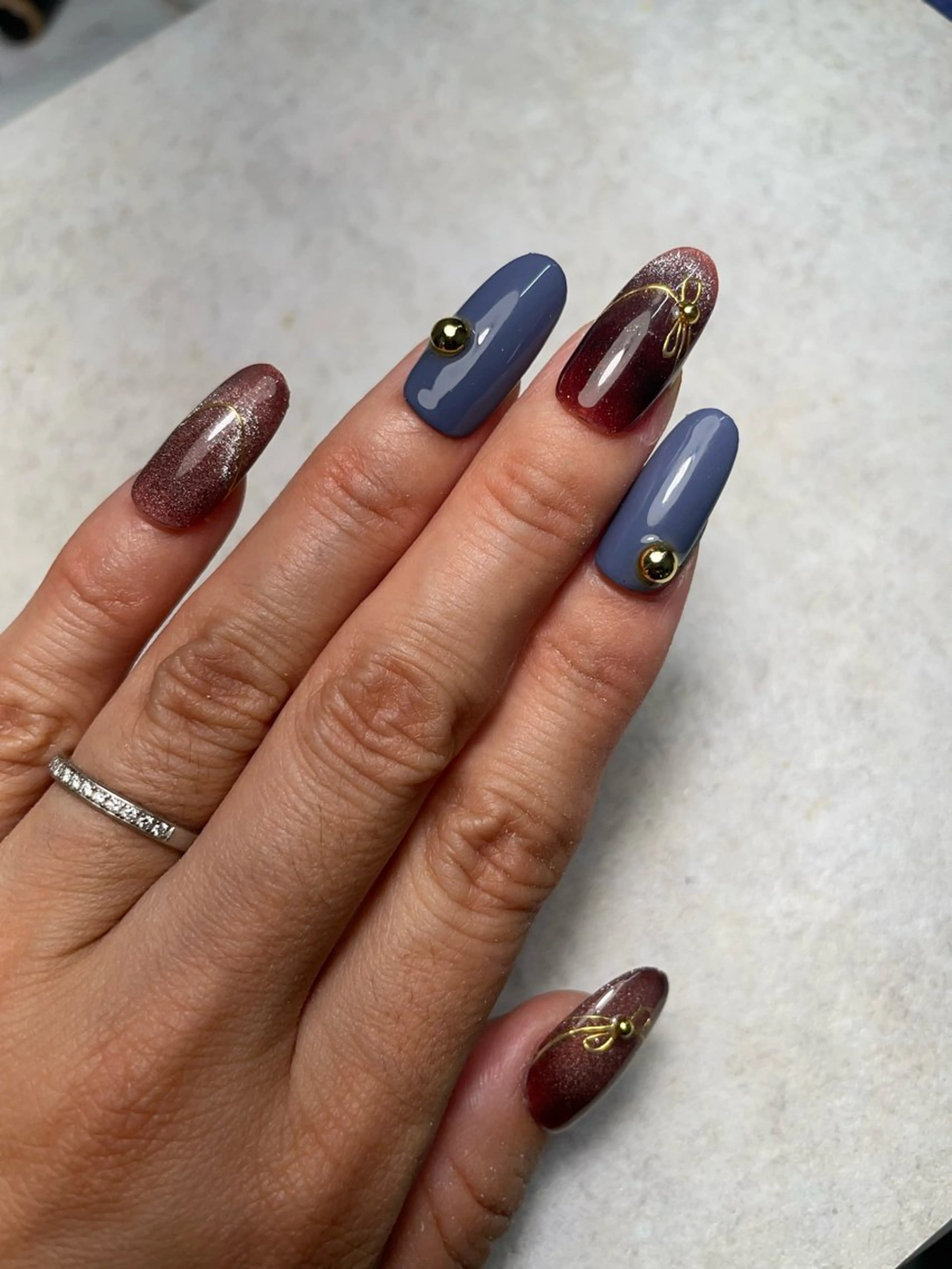 マグネットデザインネイル　ワンカラーではないマグネットネイルデザインを4本付きの写真