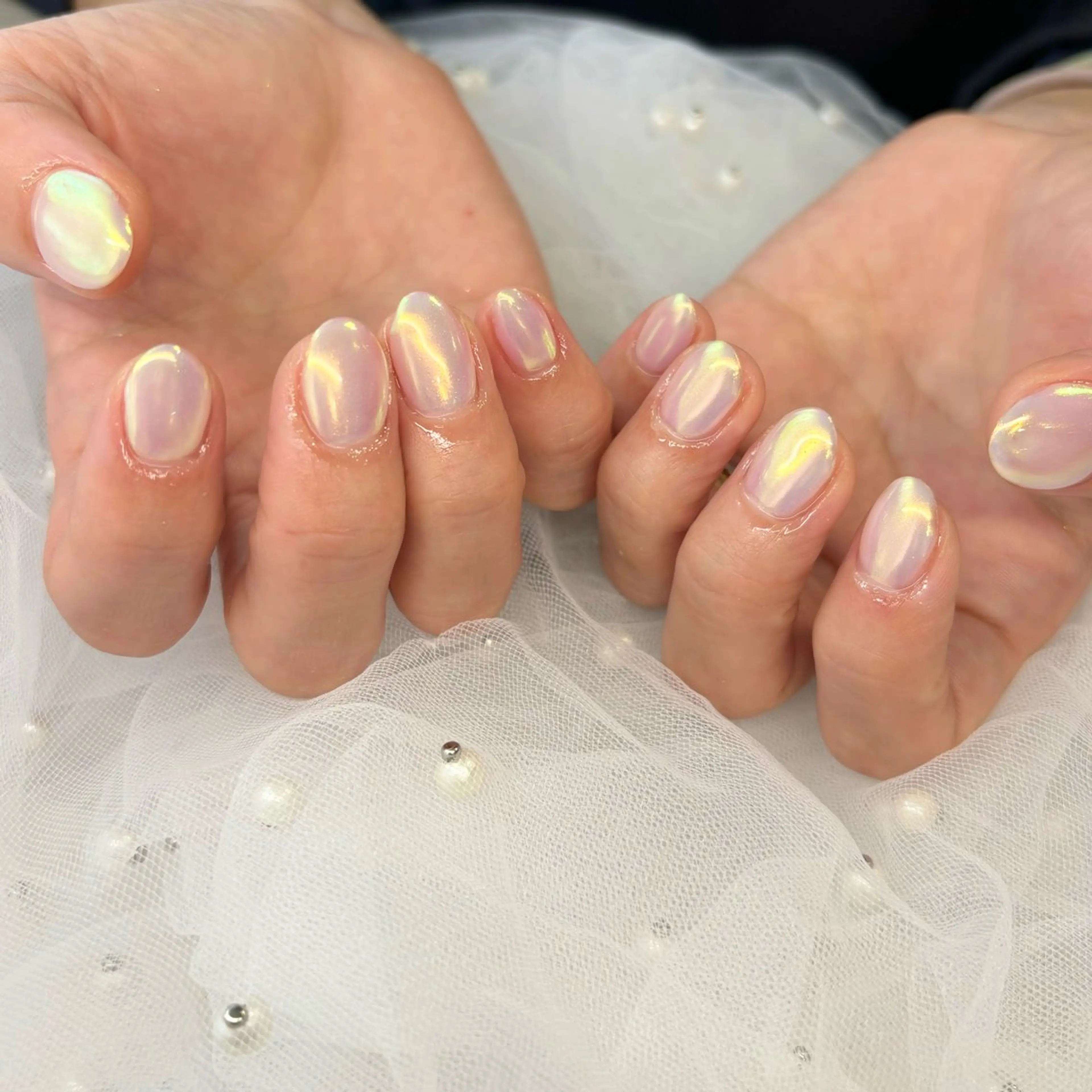 ネイル オーロラネイル ホワイト 黄色 ハンドネイル 荒巻 めいのネイルデザイン