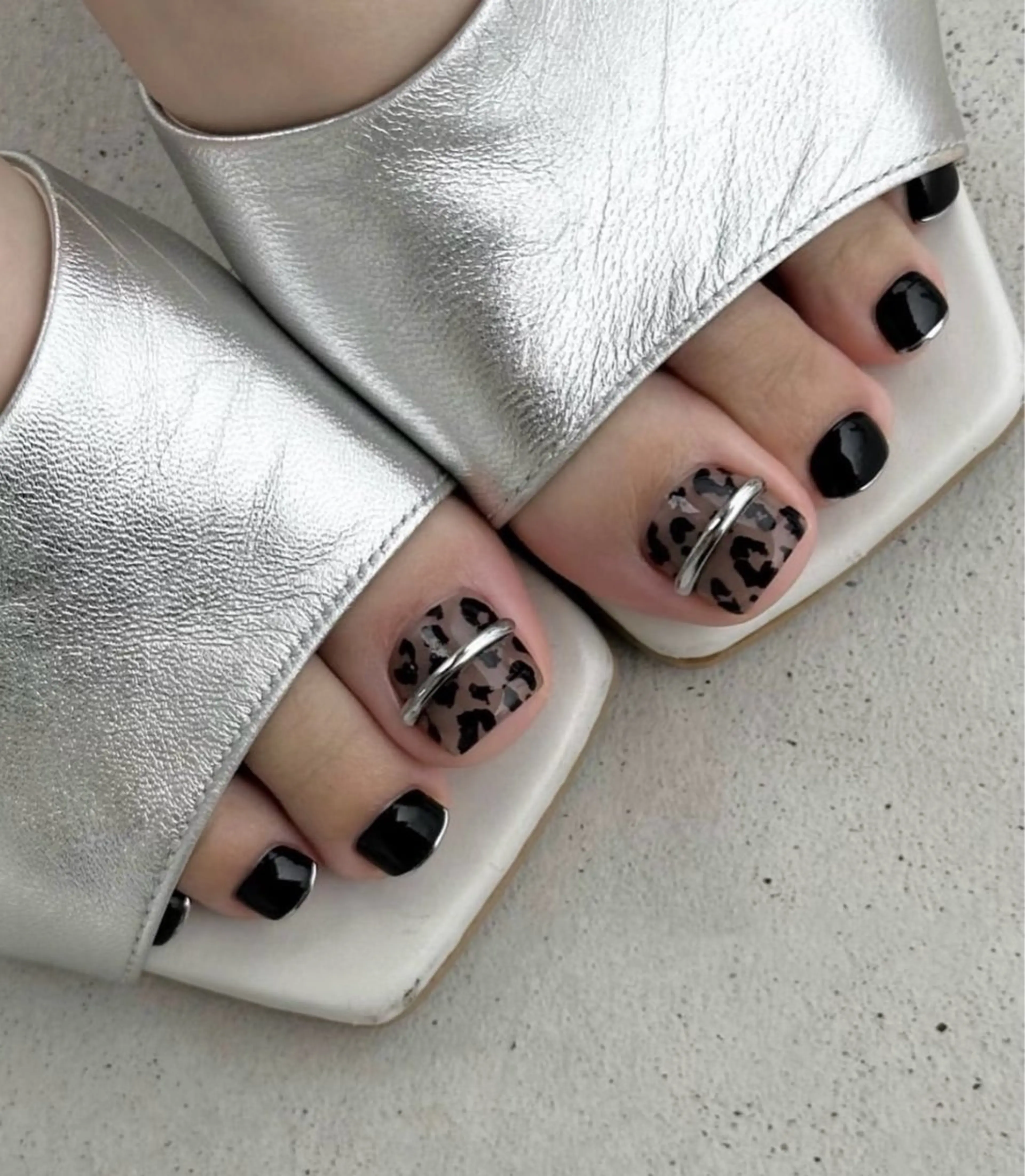 【フットネイル】親指2本アート+ワンカラーマグネットネイル ￥7980の写真