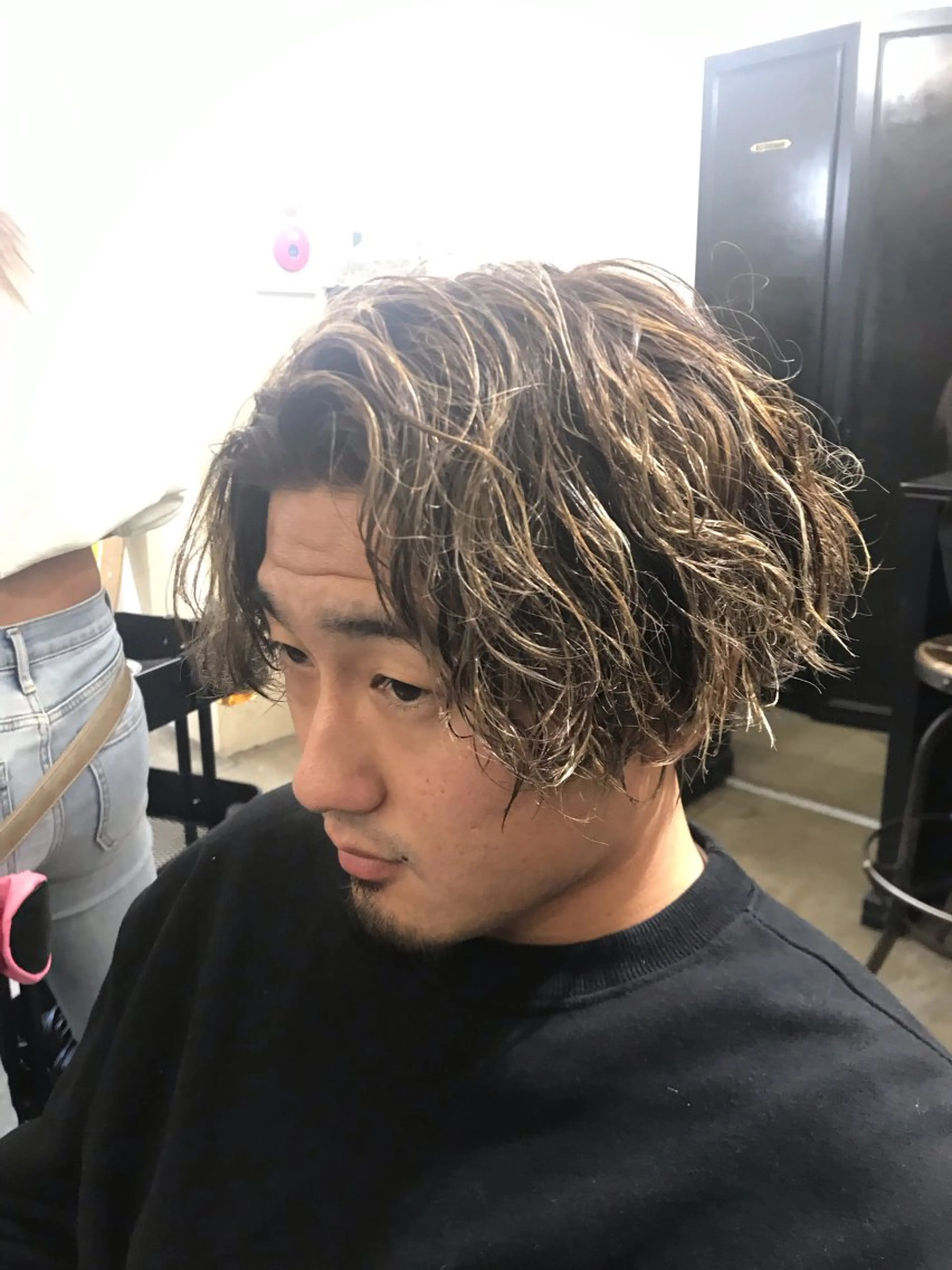 ミディアム カラー パーマ メンズ ミディアムパーマ メンズハイライト メンズパーマ ハイライトカラー ハイライト カット パーマ lana hair 新宿/髪質改善のヘアスタイル