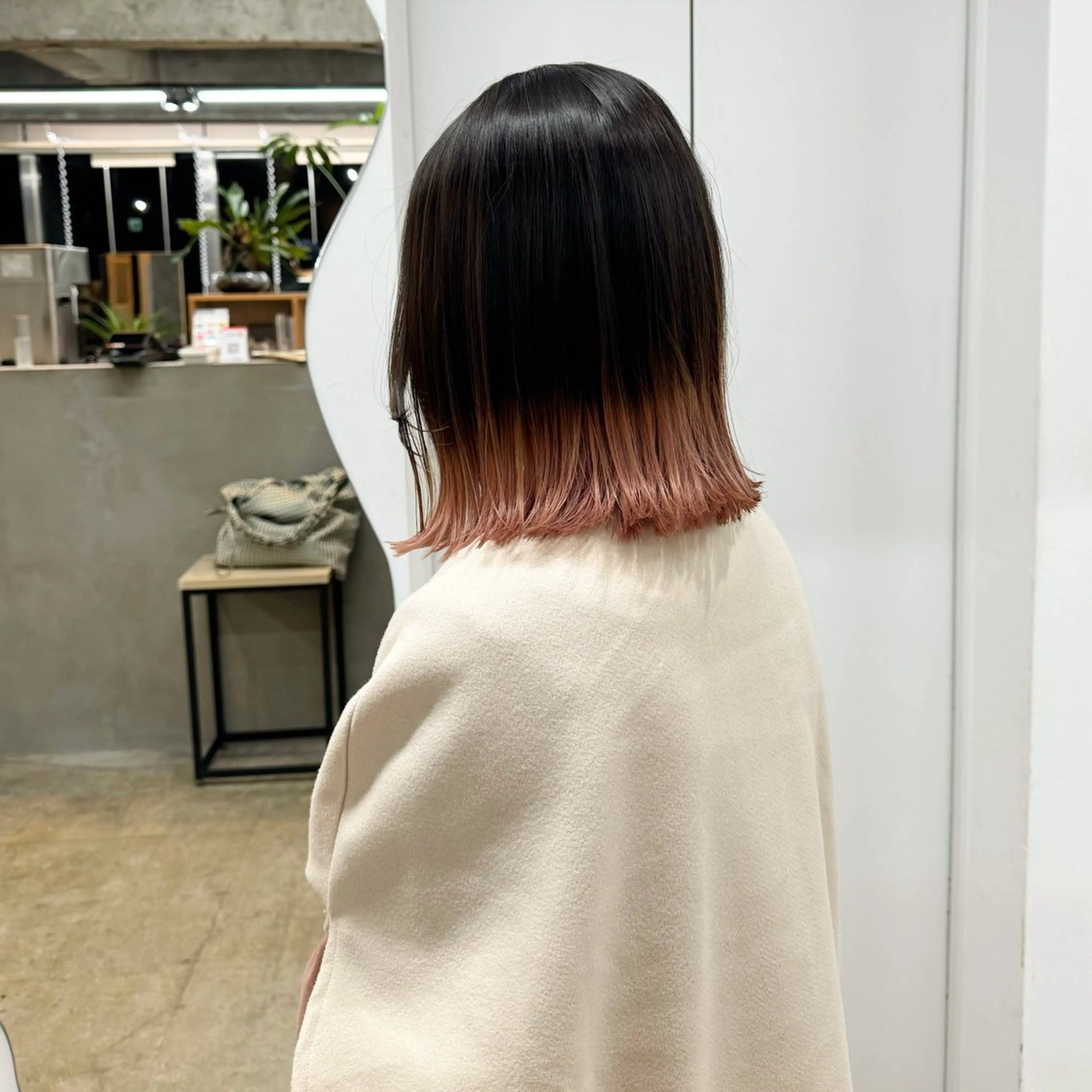 ミディアム 茜璃/ブリーチカラー /レイヤーカットのヘアスタイル