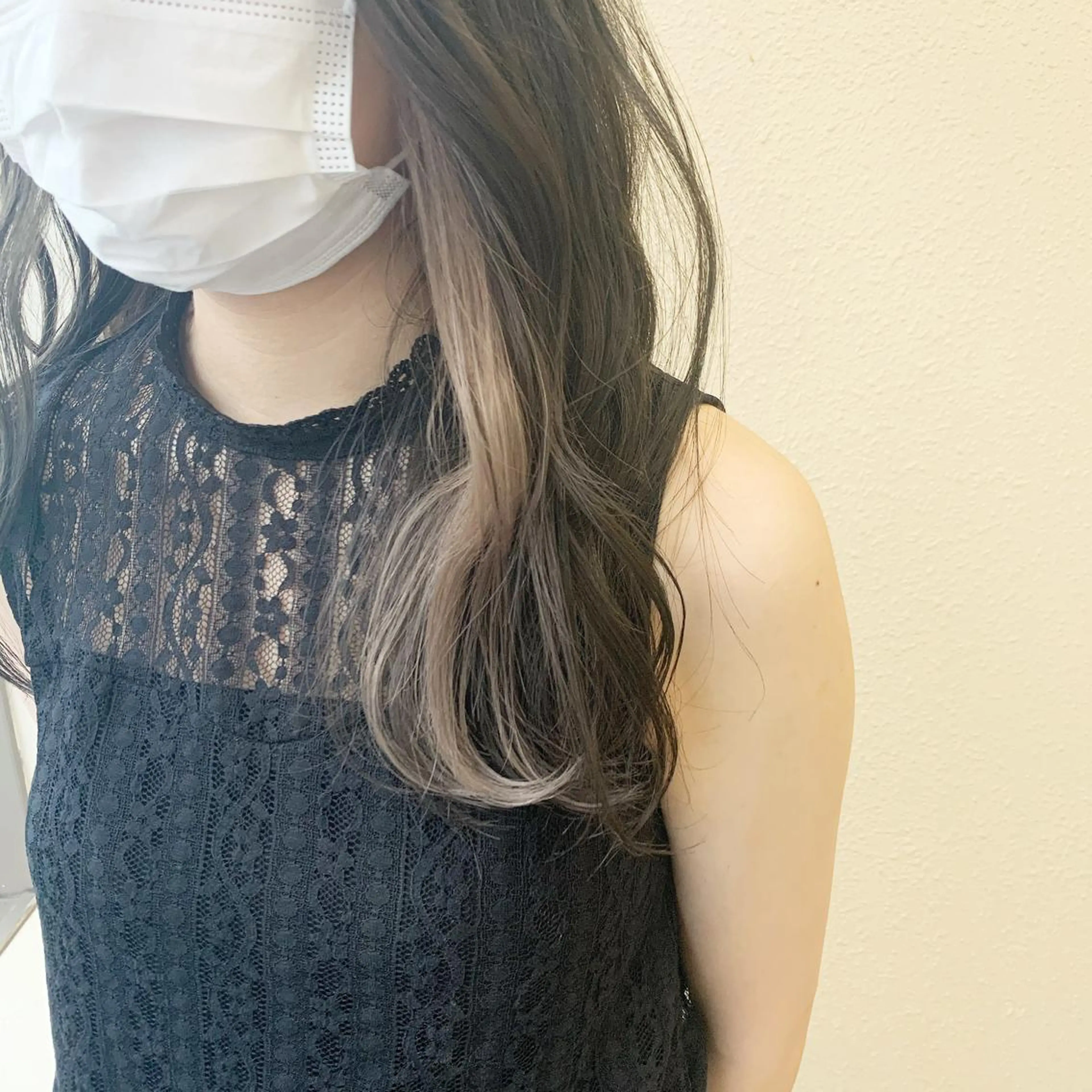 ミディアム カラー イヤリングカラー iLi所属・iLi 《イリ》のヘアスタイル