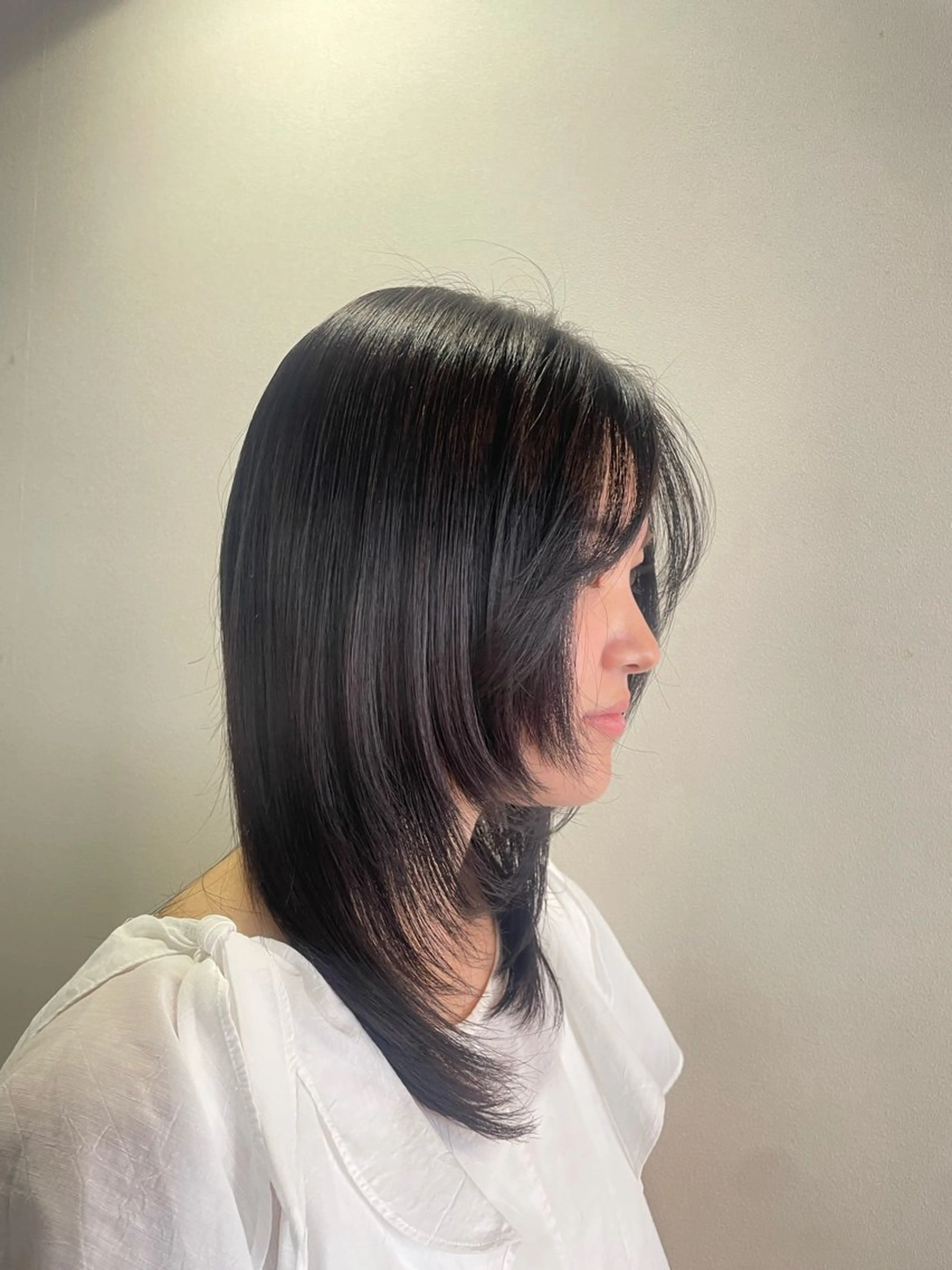 ミディアム 顔まわりレイヤー 顔周りカット ハイレイヤー レイヤーカット ウルフカット カット ハイトーン/レイヤー 似合わせ・ユキノのヘアスタイル