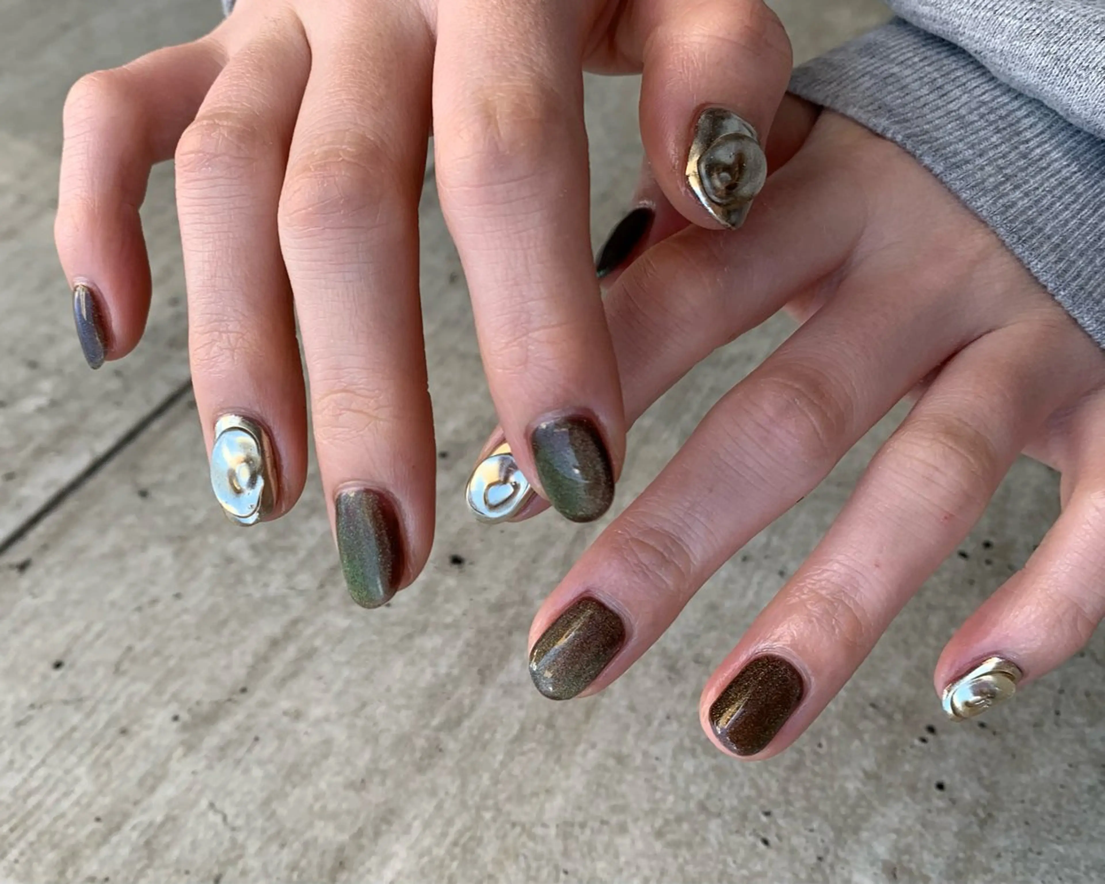 ネイル マグネットネイル ミラーネイル ぷっくりネイル ハンドネイル YUKIMO🍎名駅 /ニュアンスのネイルデザイン