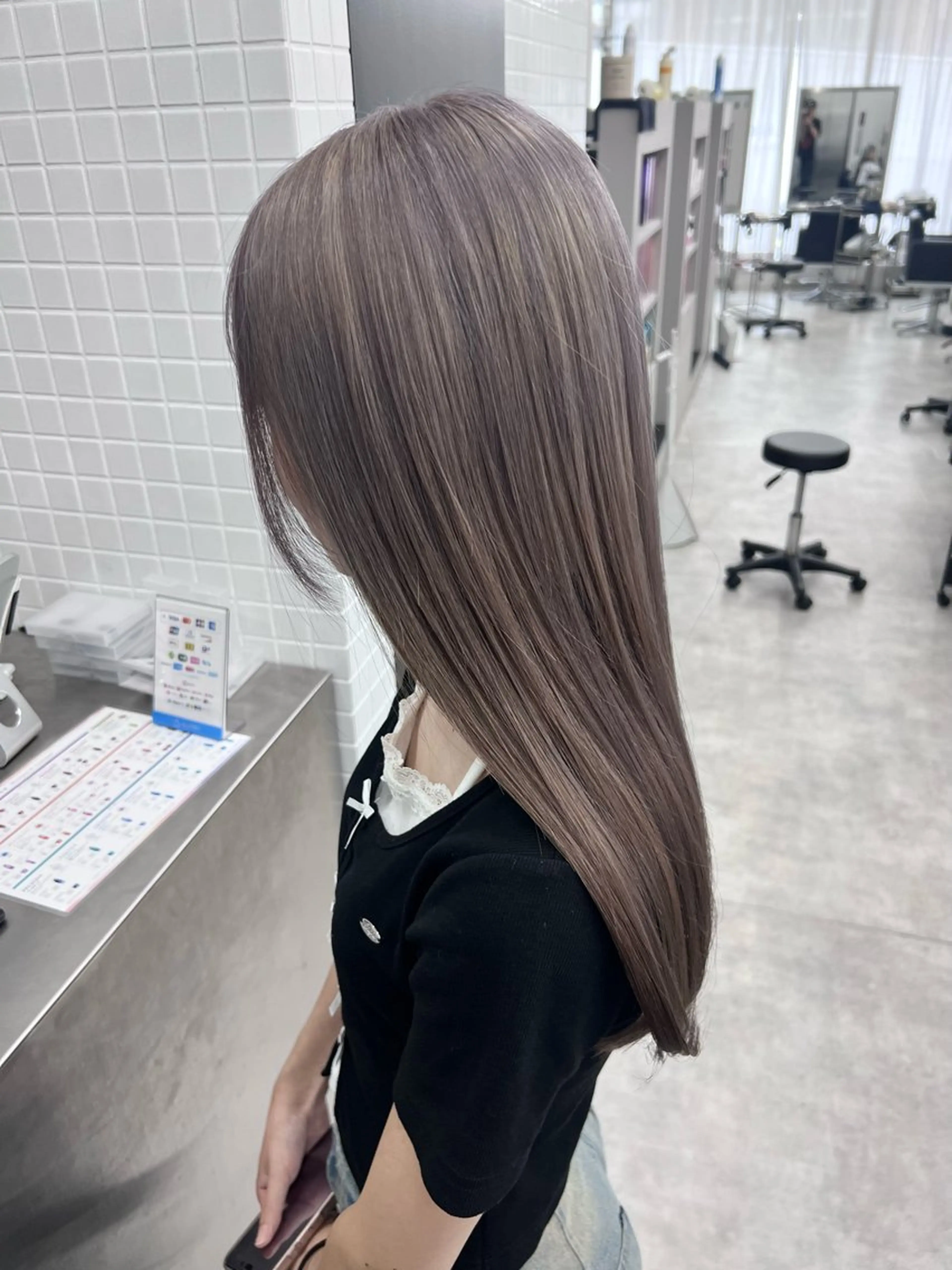 セミロング カラー ブリーチ グレージュ ミルクティーグレージュ カット ヘアカラー トリートメント ベイリコルド　アトリ 店長　宮城一真のヘアスタイル