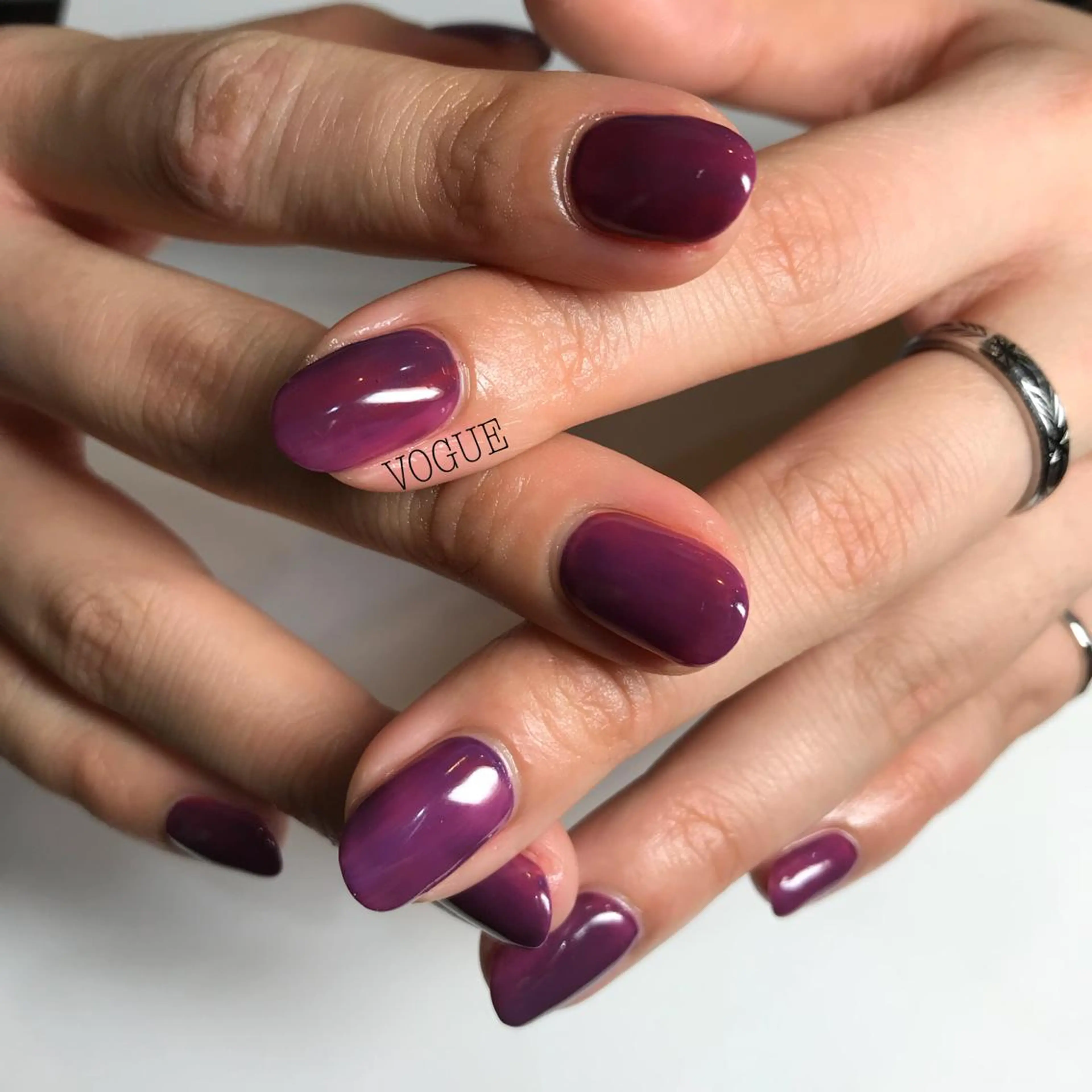 ネイル ニュアンスネイル 赤色 ハンドネイル VOGUE ×SWANのネイルデザイン