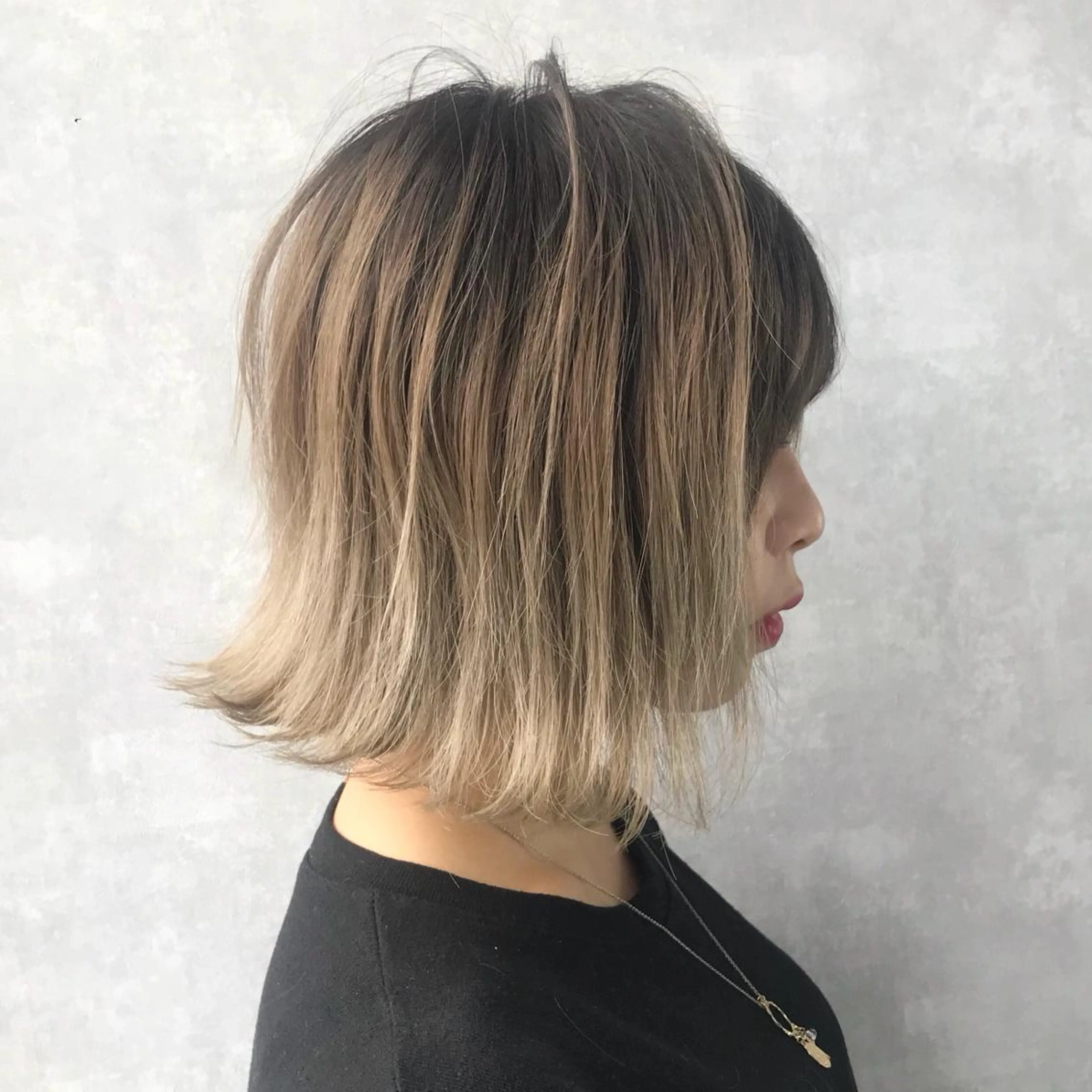 ショート カラー ブリーチ ブルーカラー ネイビーカラー タンバルモリ ムルギョル巻き K-POP好き美容師 🇰🇷Kai.Yのヘアスタイル