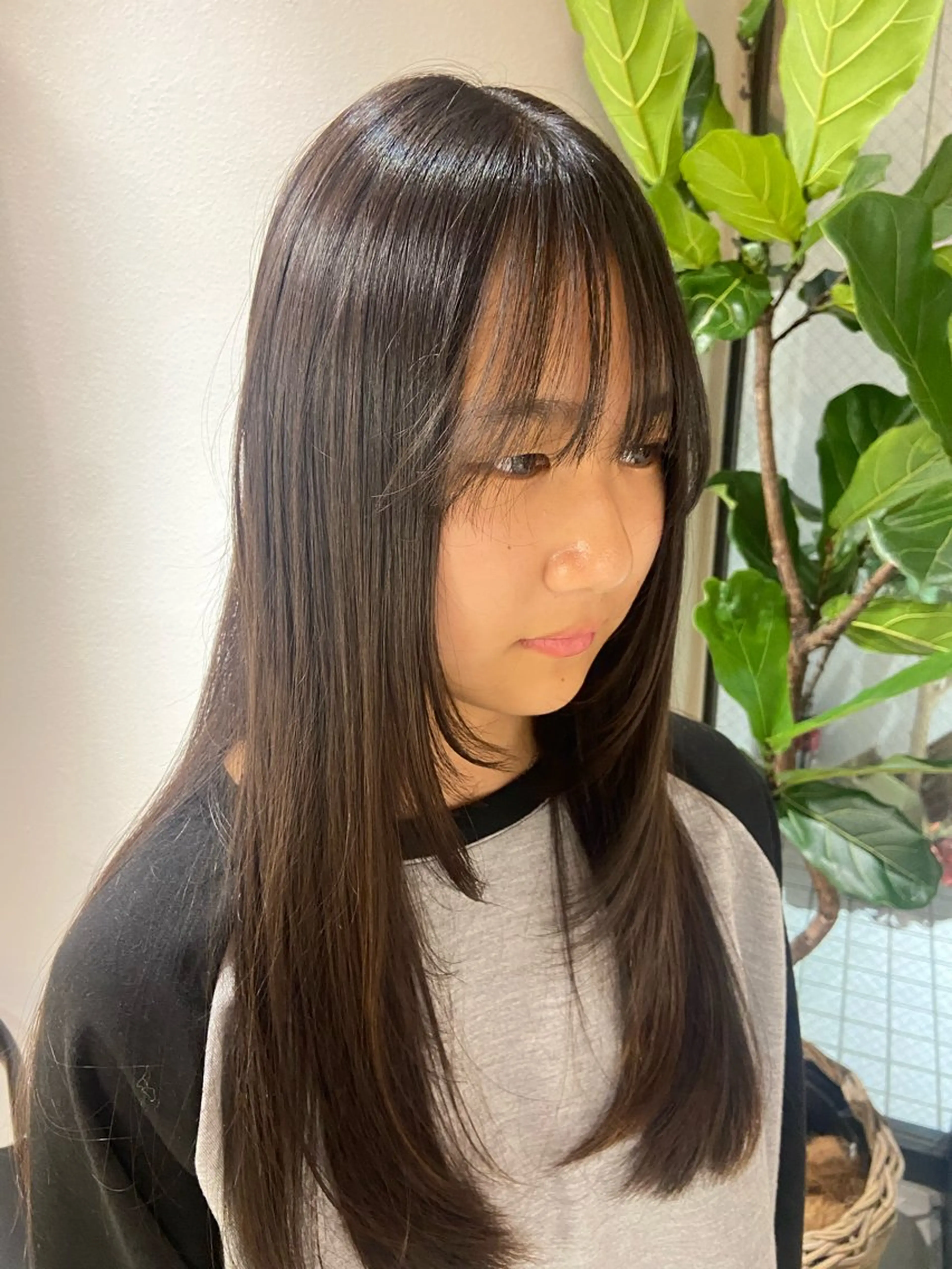 セミロング 顔まわりレイヤー レイヤーカット 艶髪矯正|ダイオウ シュナのヘアスタイル