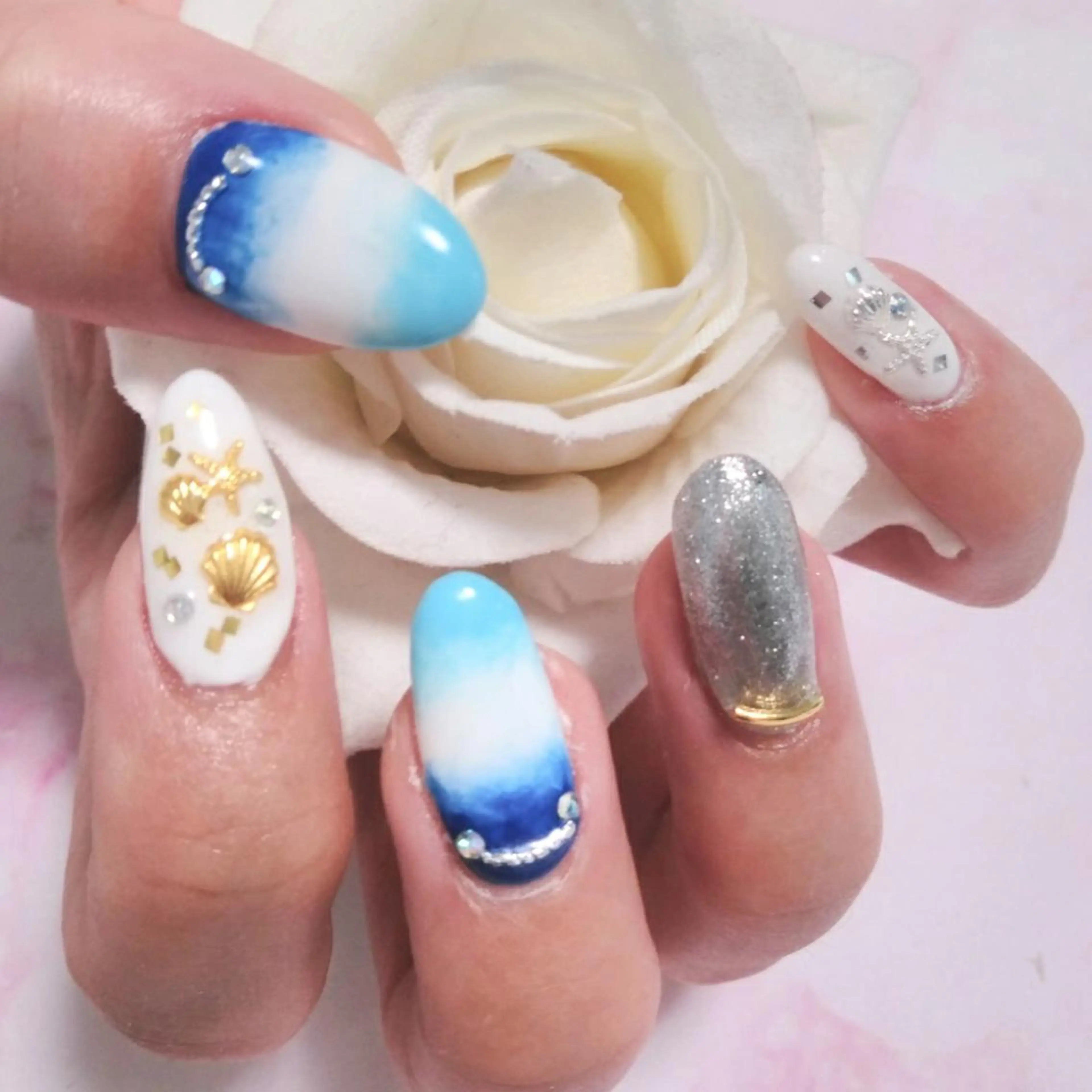 ネイル エステとネイル ローズコンフォートのネイルデザイン