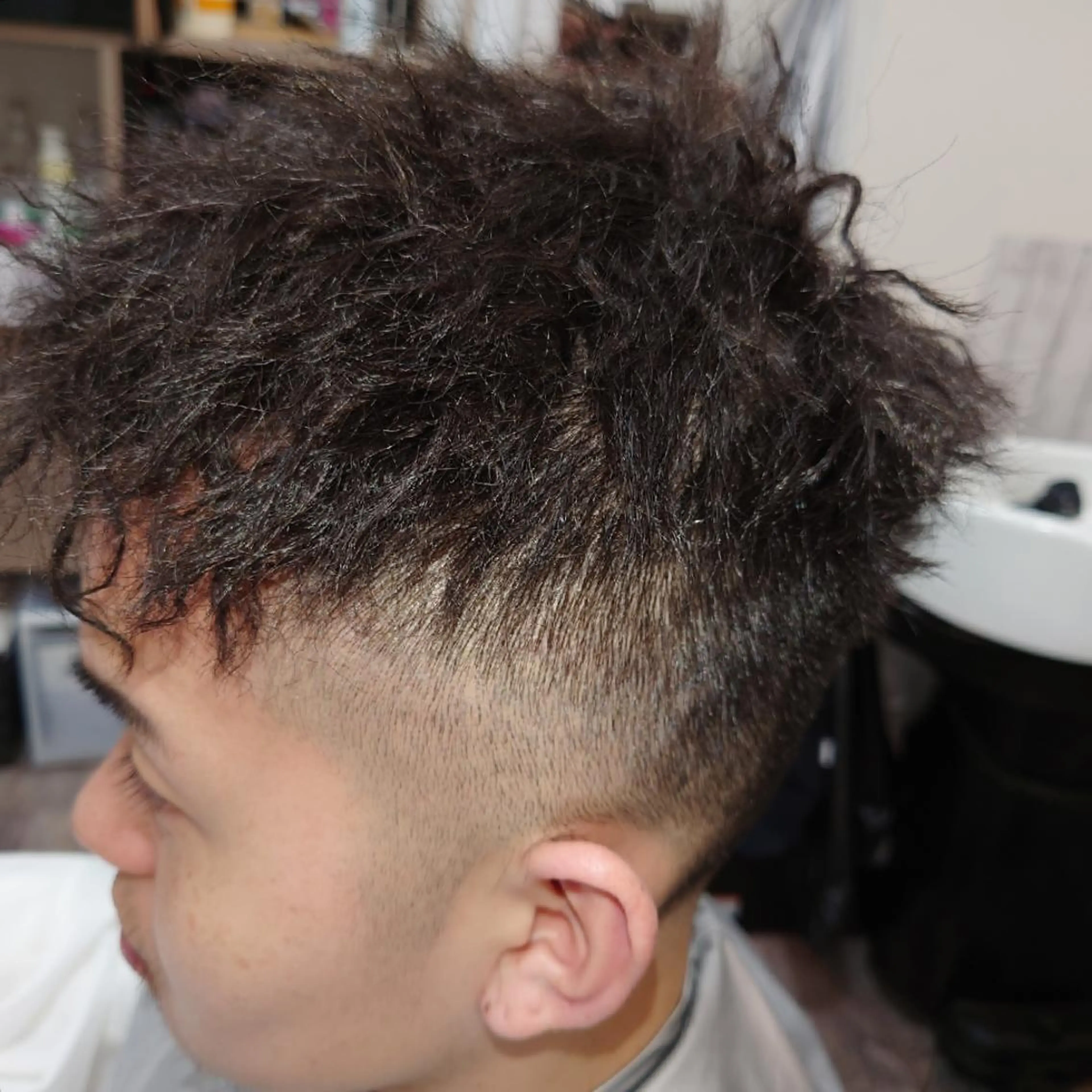 ショート パーマ メンズ フェードカット メンズパーマ メンズツイストパーマ ツイストパーマ 齋藤 直也 MILIKE F4のヘアスタイル