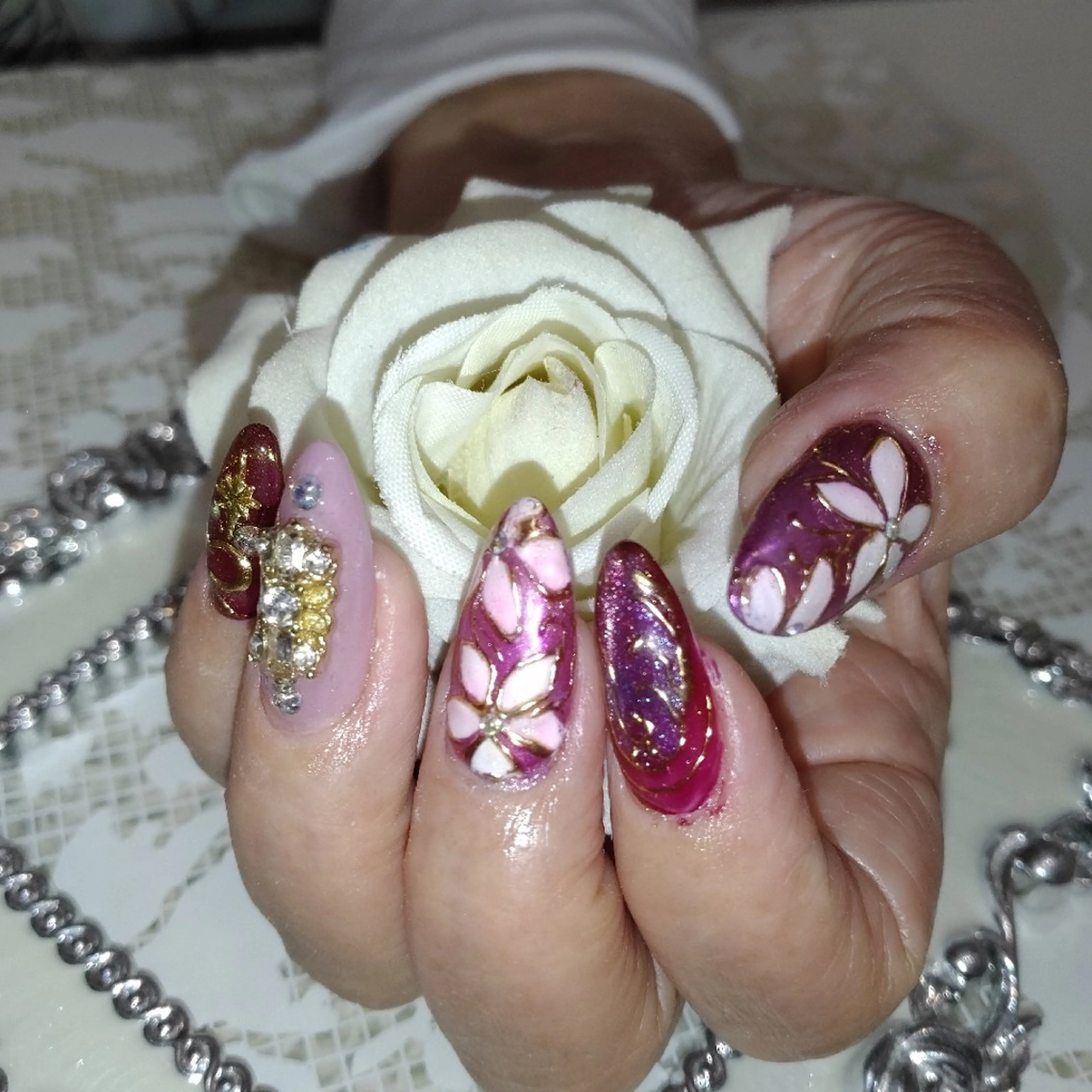 ネイル エステとネイル ローズコンフォートのネイルデザイン