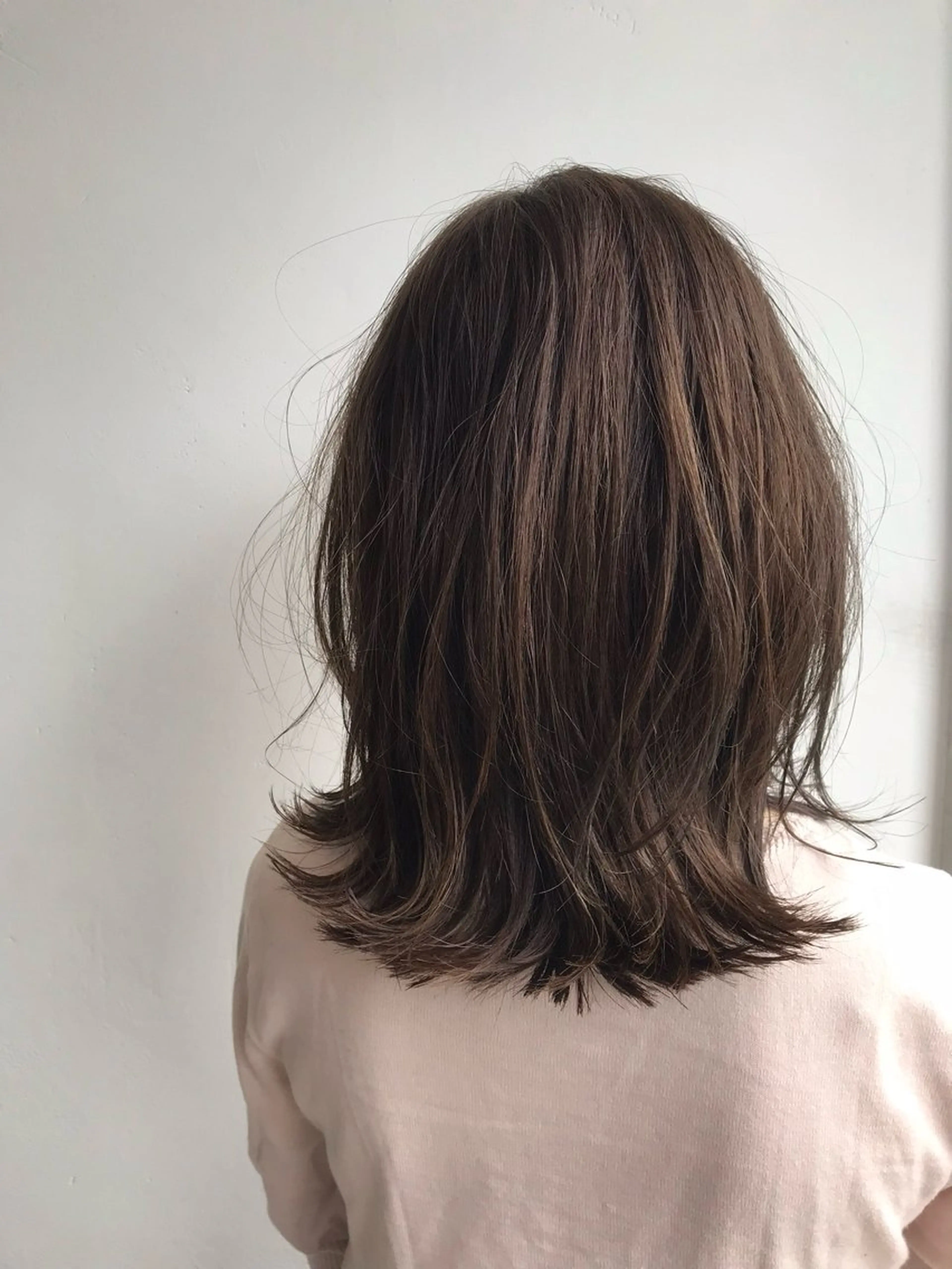 セミロング カラー アッシュ 透明感カラー レイヤーカット 立和名 泉のヘアスタイル