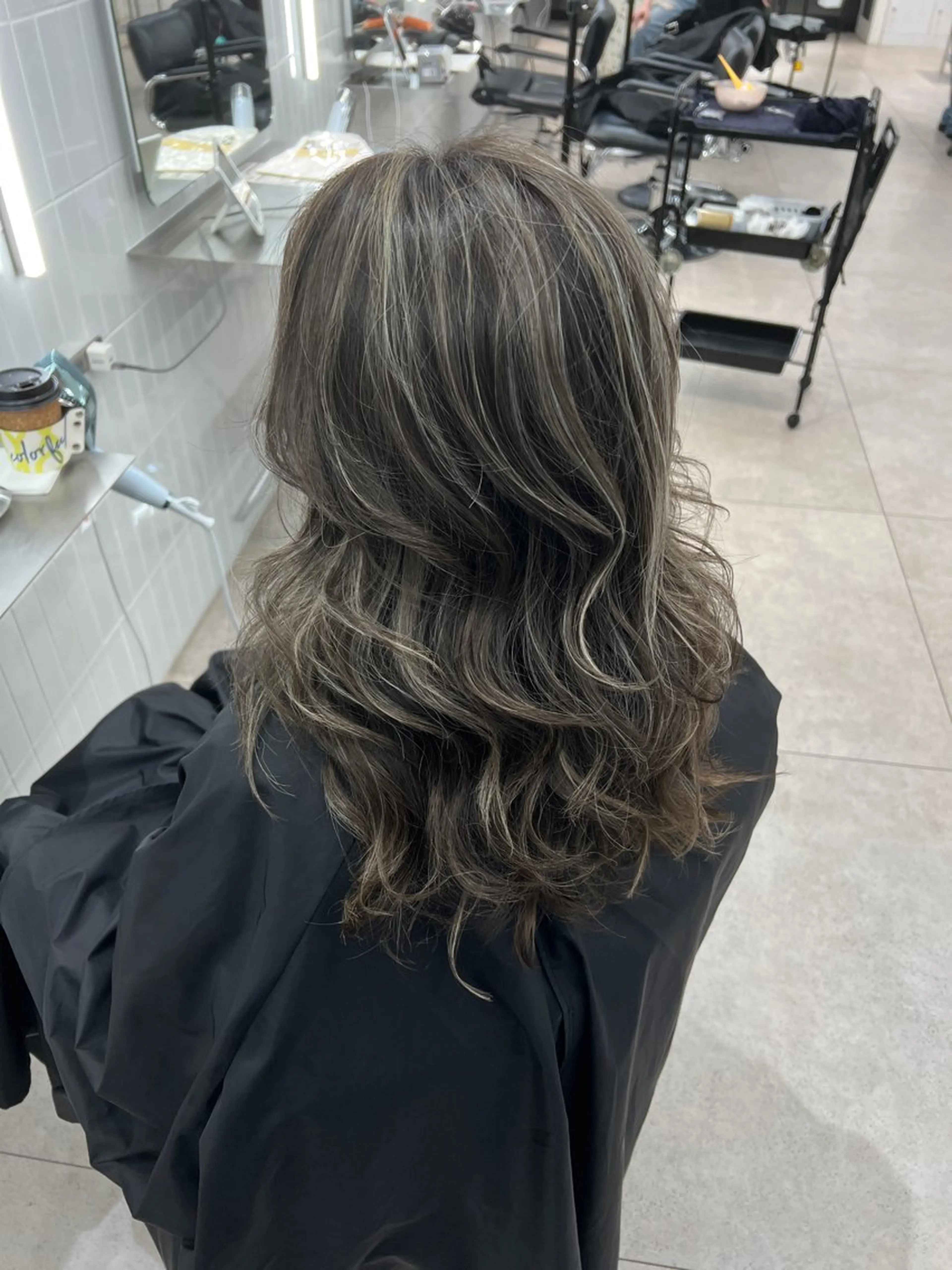 セミロング ヘアカラー ミルクティーベージュ オリーブグレージュのヘアスタイル