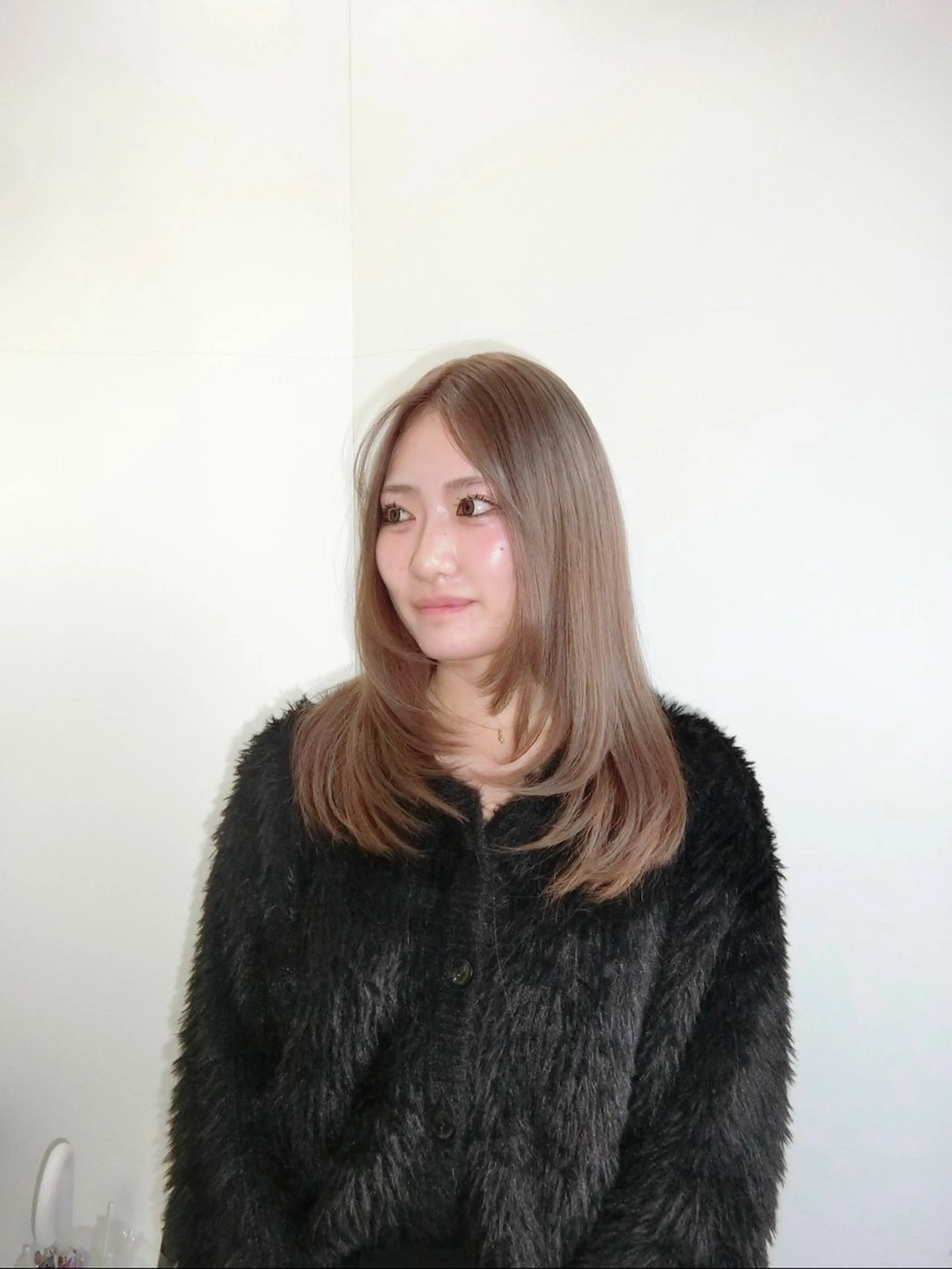 ミディアム カット ヘアカラー 🧤高明度ハイトーン 🧤莉音のヘアスタイル