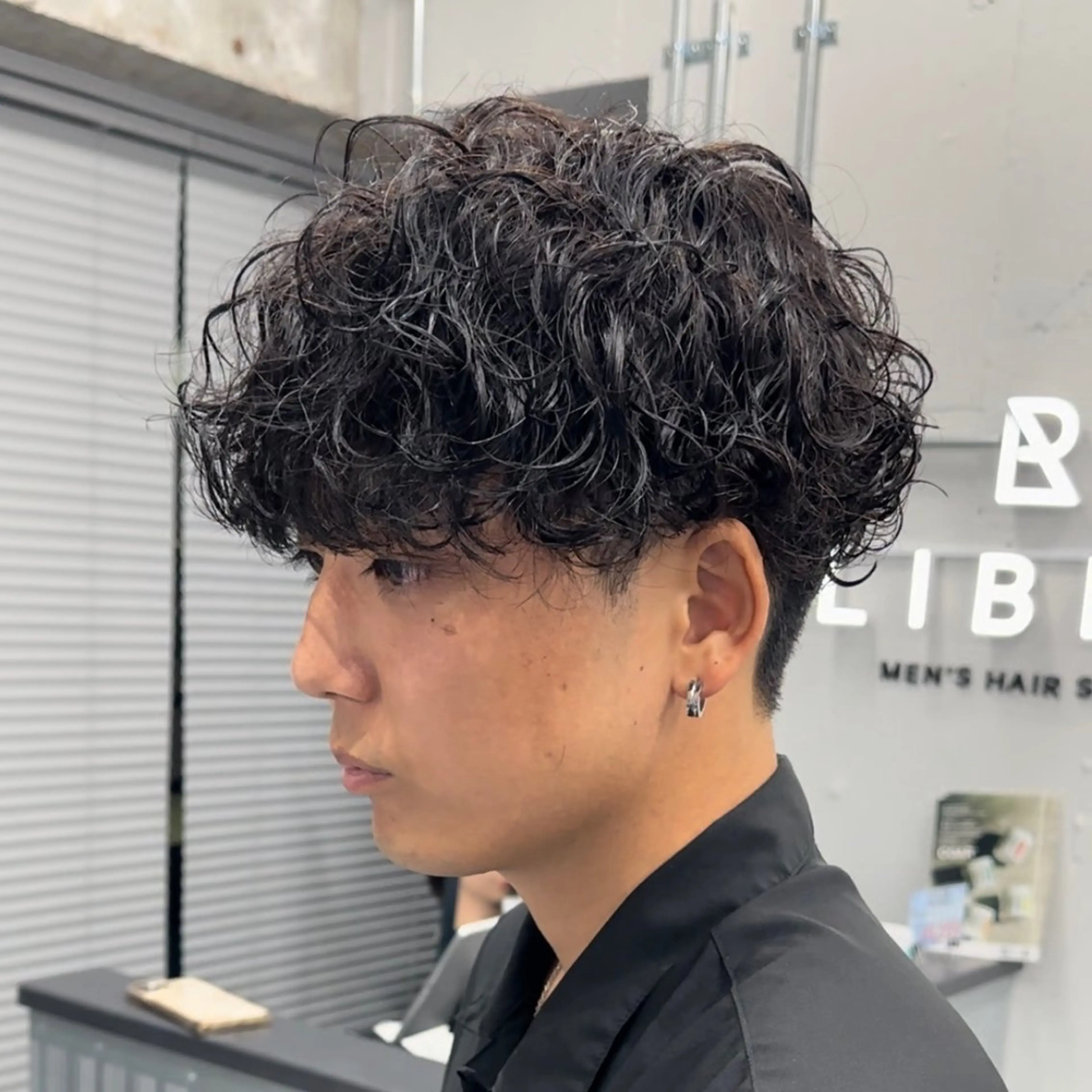 パーマ メンズ アイブロウ 曲がる縮毛矯正 LIBER 　岩名のヘアスタイル