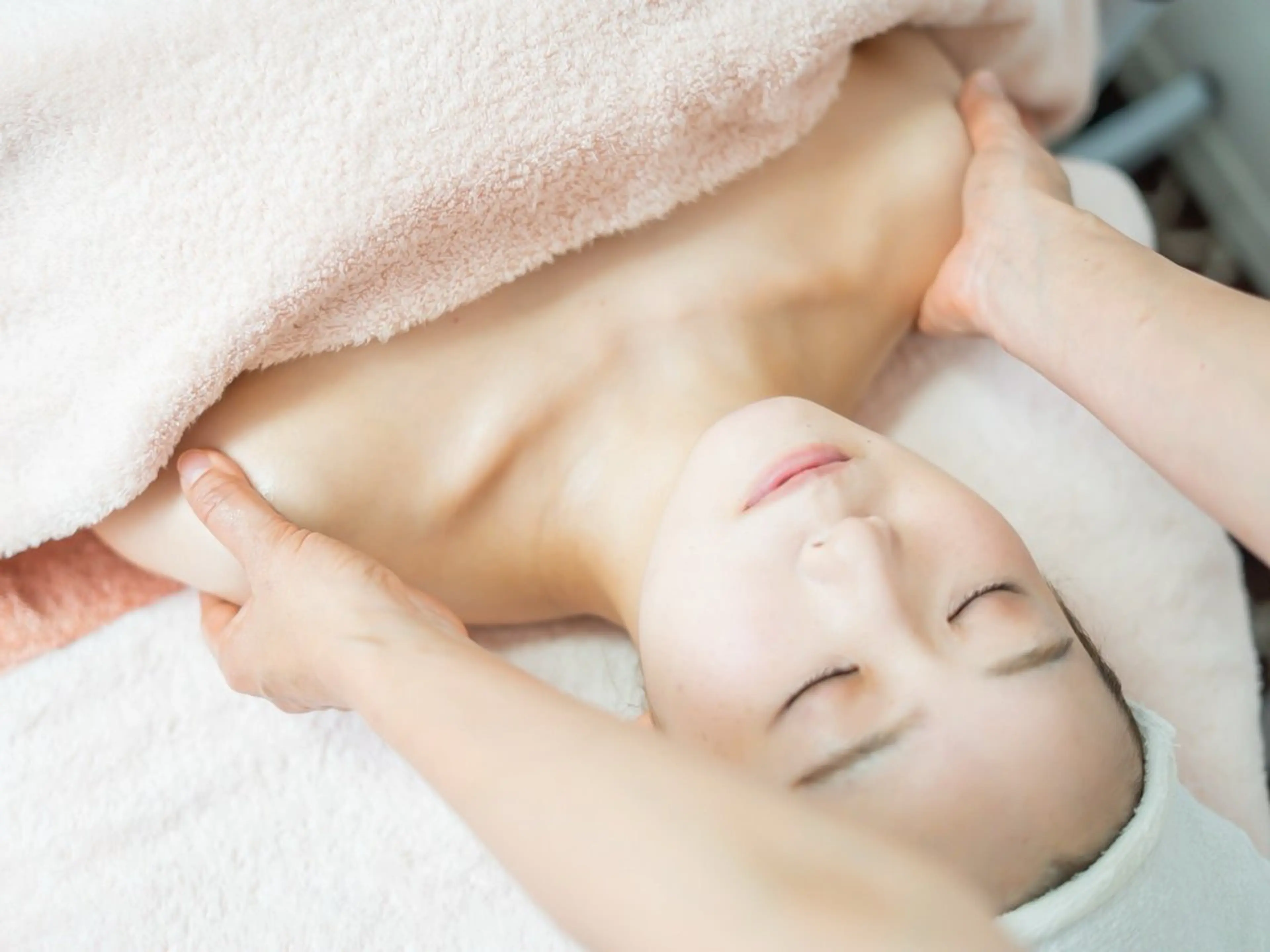 【新規】🍀フェイシャルエステ🍀スチームを使いフェイシャルやデコルテのマッサージとお顔の毛穴の汚れの吸引をします✨✨✨の写真