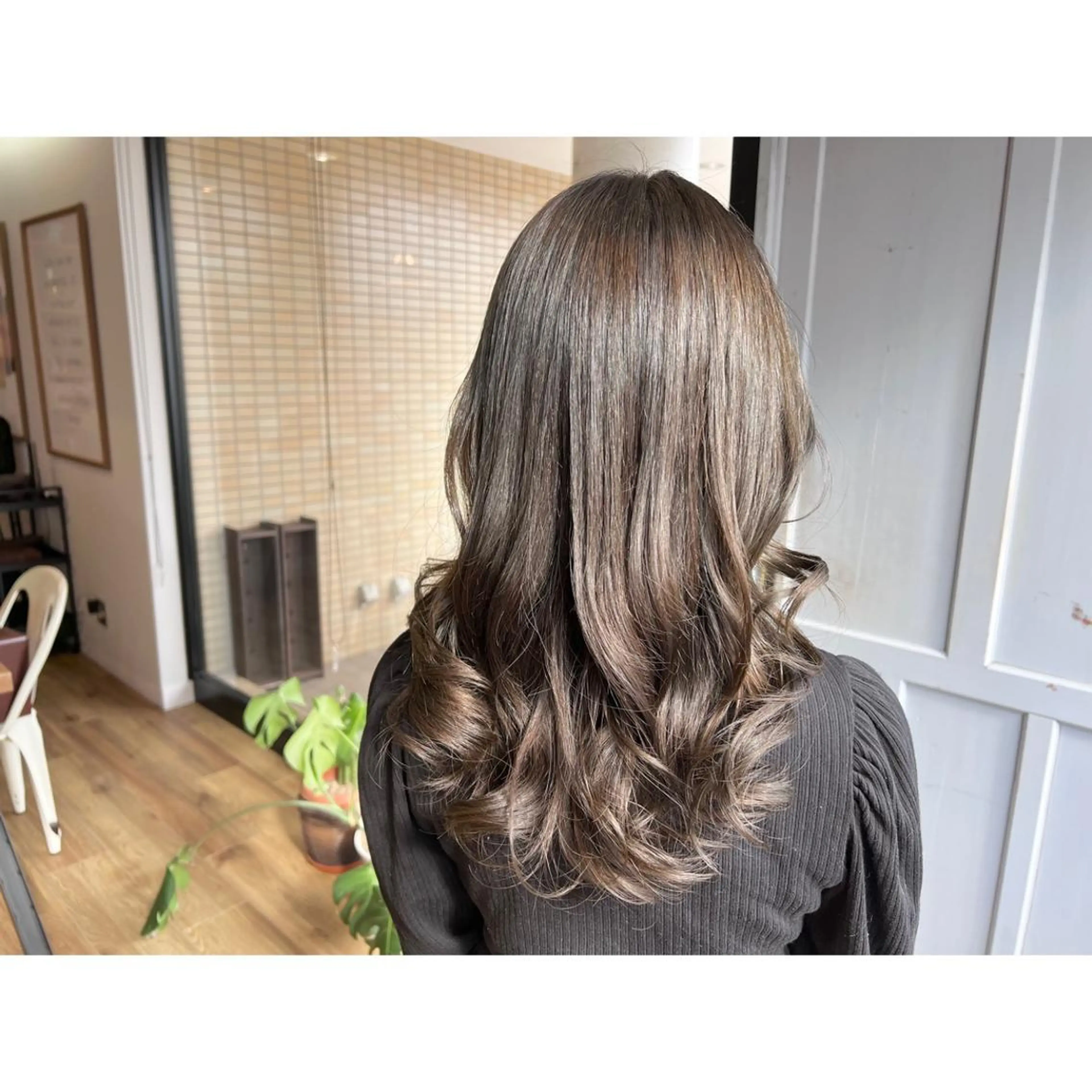 ロング カラー グレージュ ヘアカラー トリートメント ツキダテ ユイのヘアスタイル