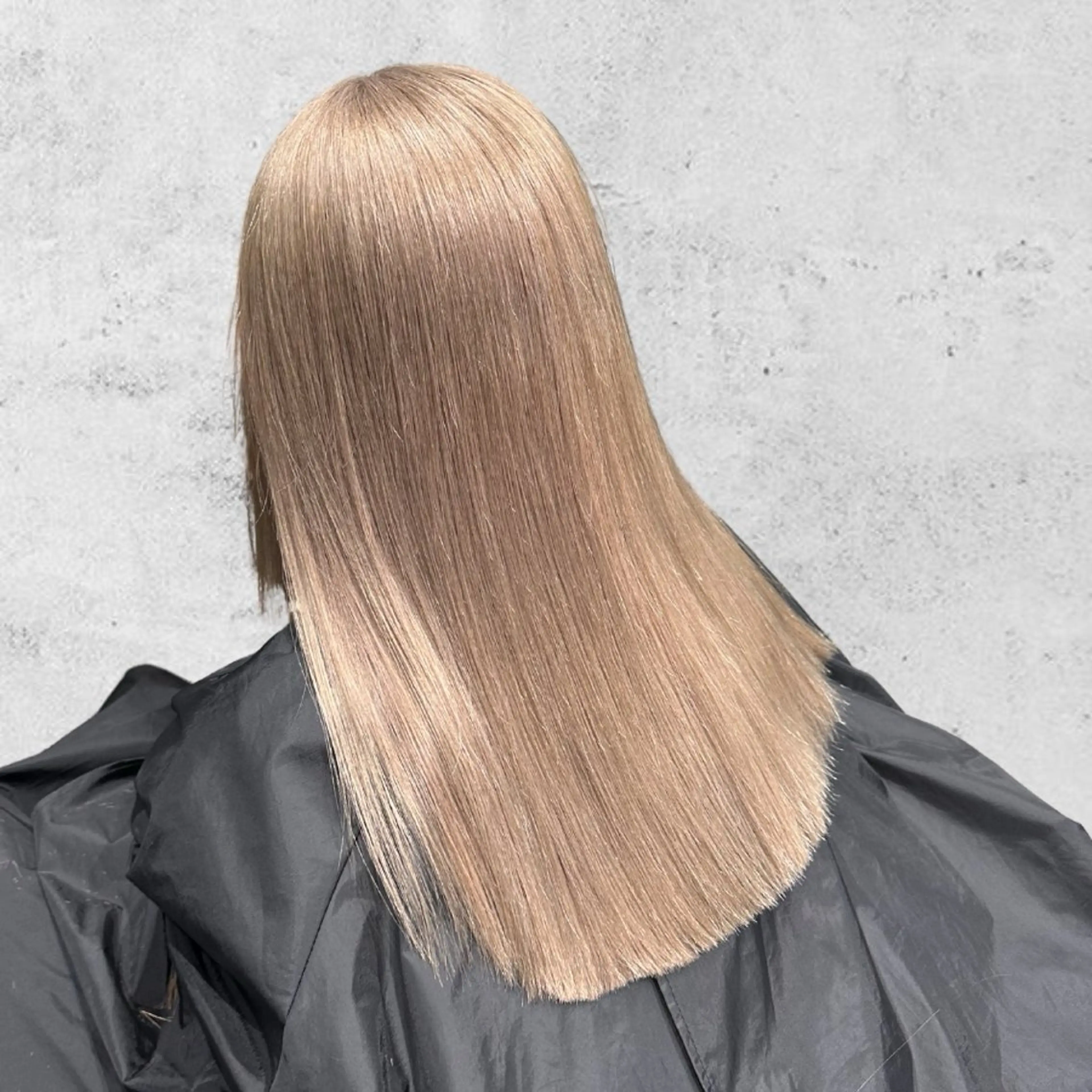 ロング カラー ブリーチ ヘアカラー トリートメント ホワイトブロンド RIKUTOのヘアスタイル