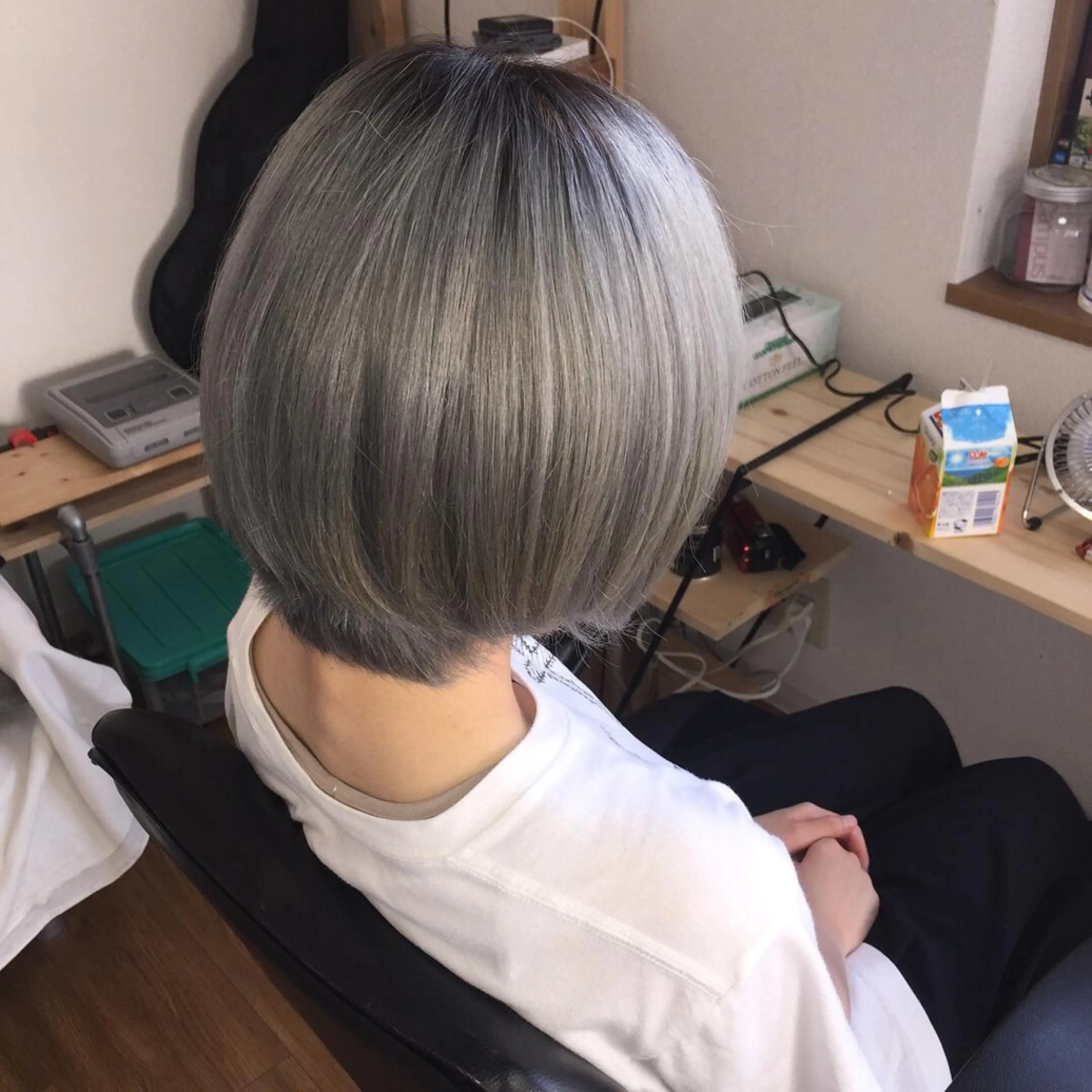 ショート カラー シルバー じょん 。のヘアスタイル