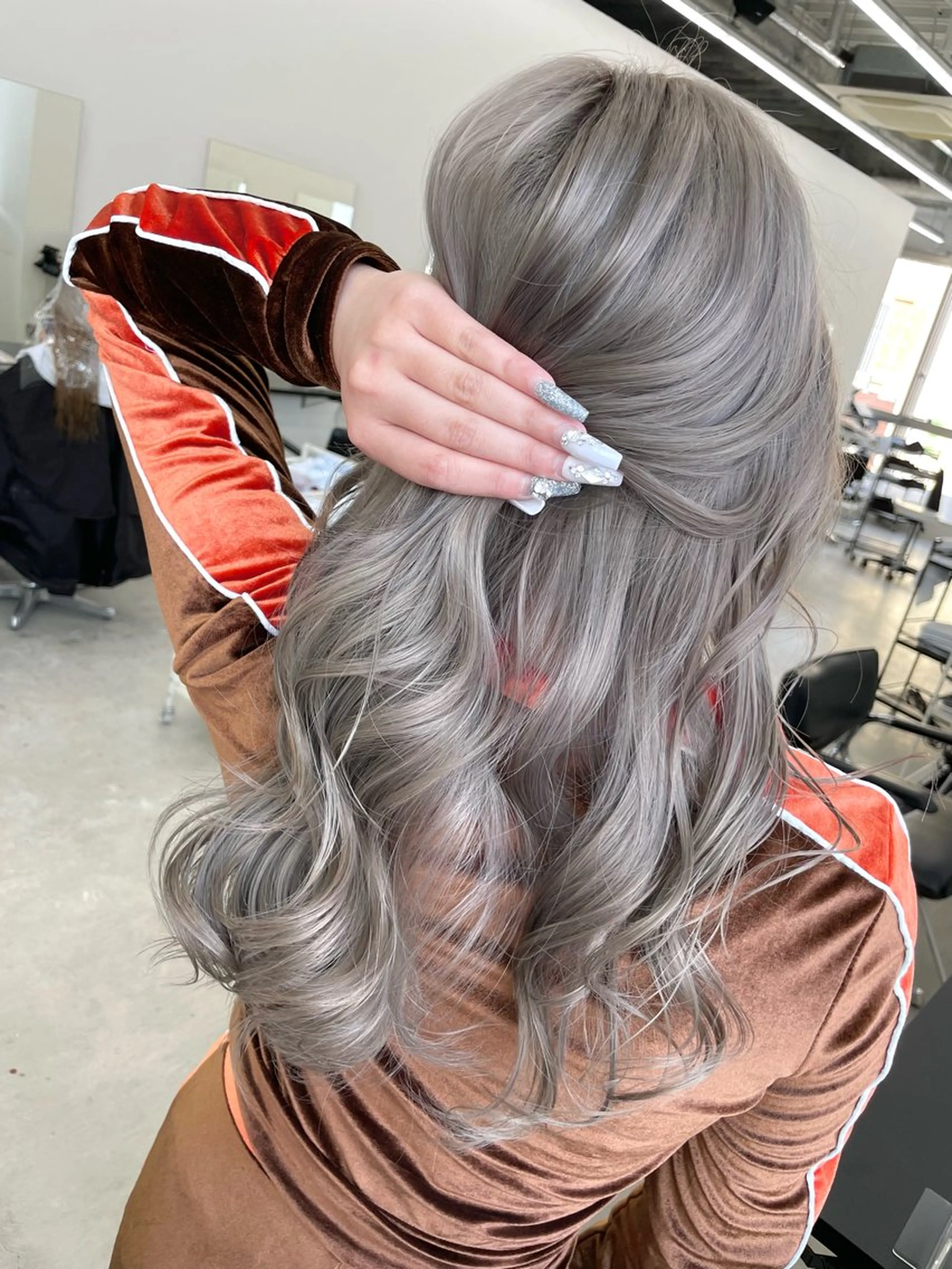 カラー ブリーチ ケアブリーチ ヘアカラー 服部 しおんのヘアスタイル