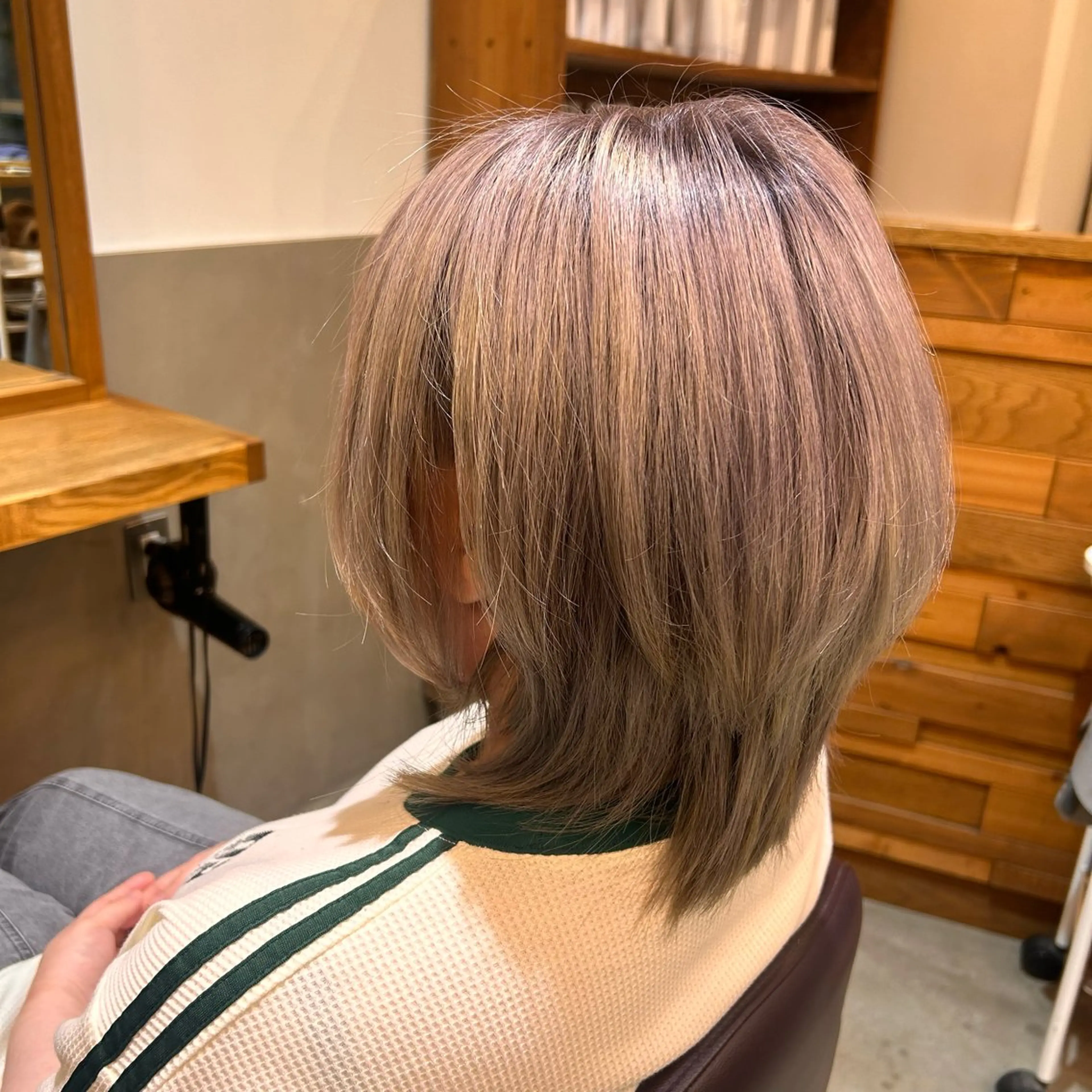 ミディアム カラー カット ヘアカラー トリートメント 若狭 彩花のヘアスタイル