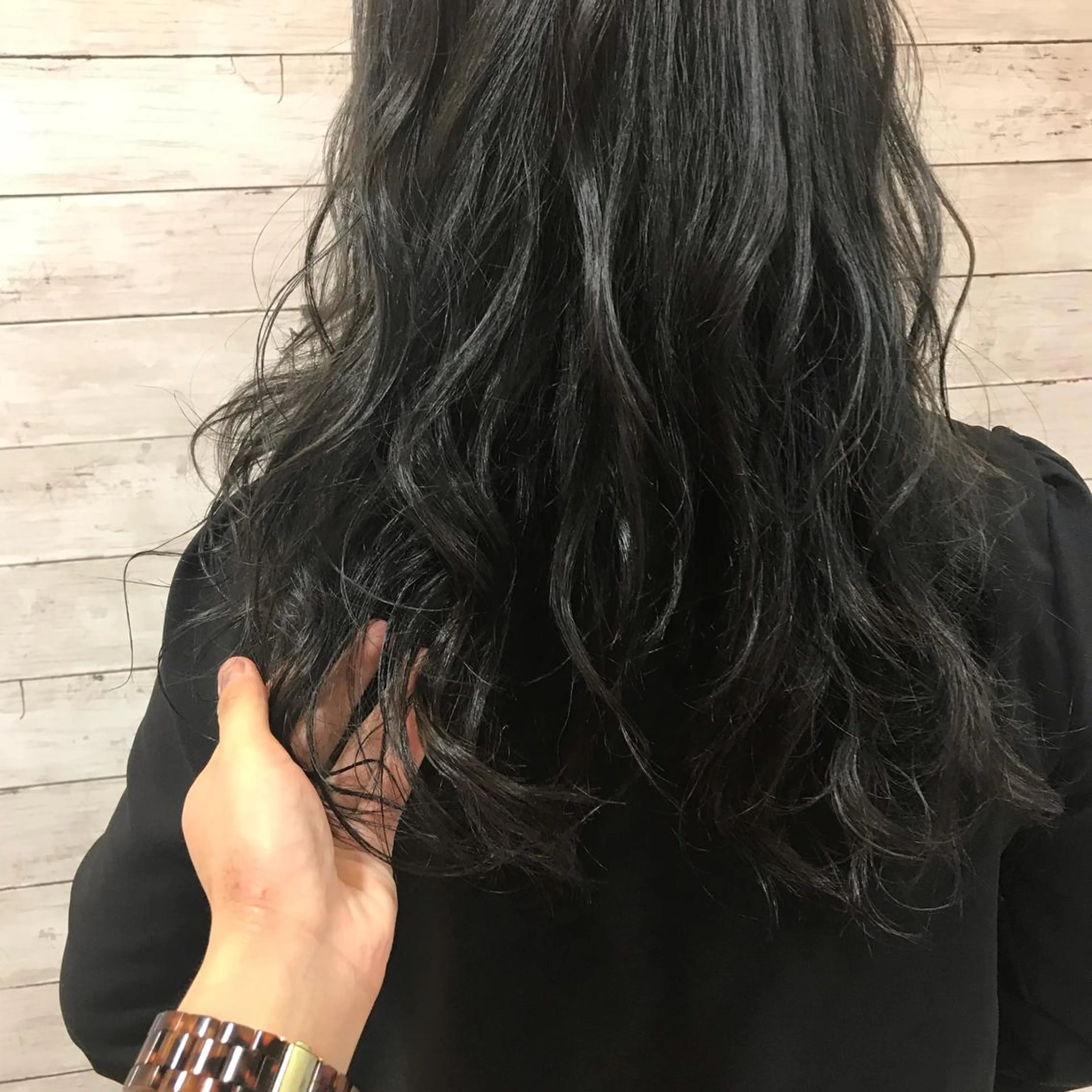 ロング カラー 黒髪 ブルーカラー ブルーブラック 関 桃子のヘアスタイル