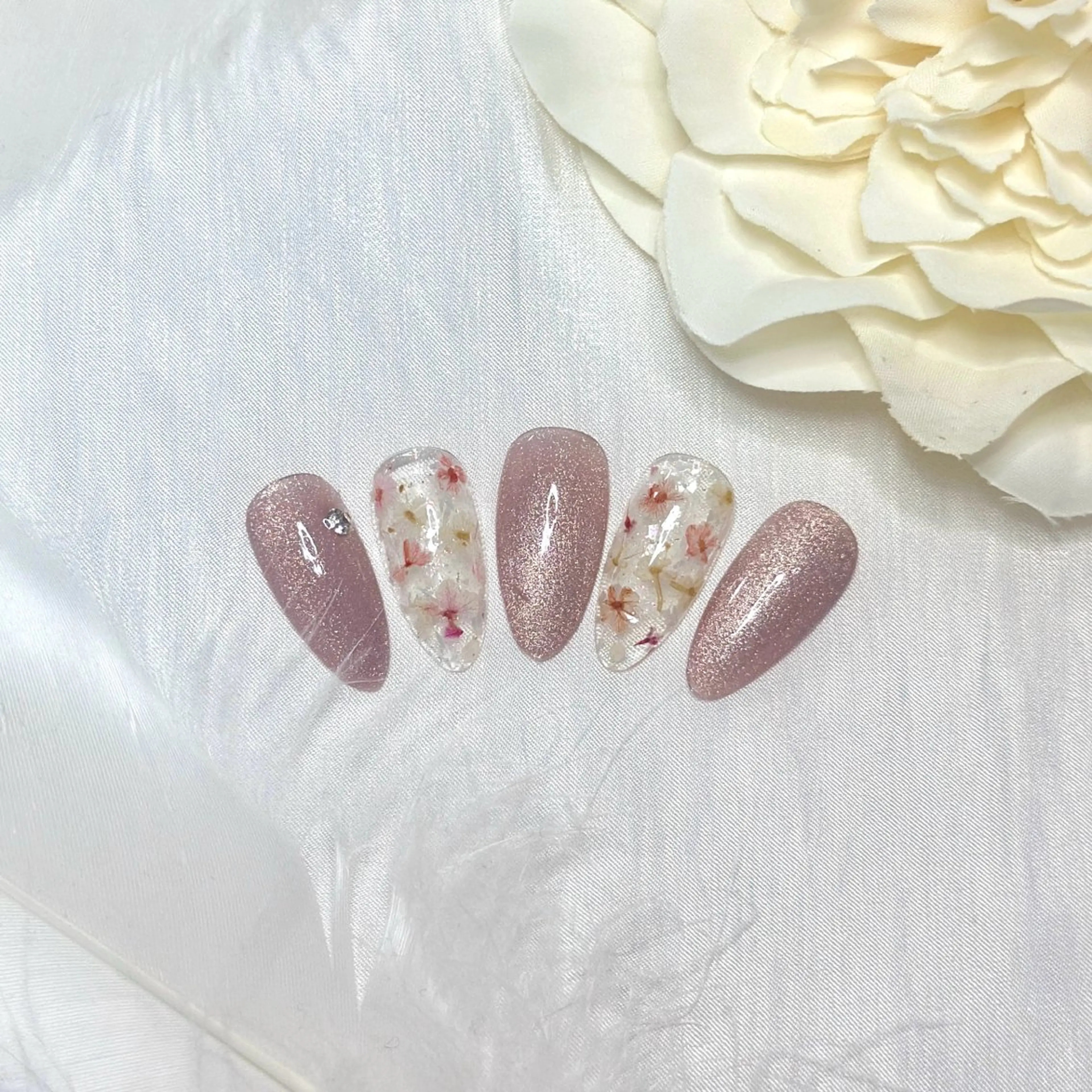 ネイル アートネイル オーロラネイル チークネイル フレンチネイル ガラスフレンチ 🎀YooLi Nail salonのネイルデザイン