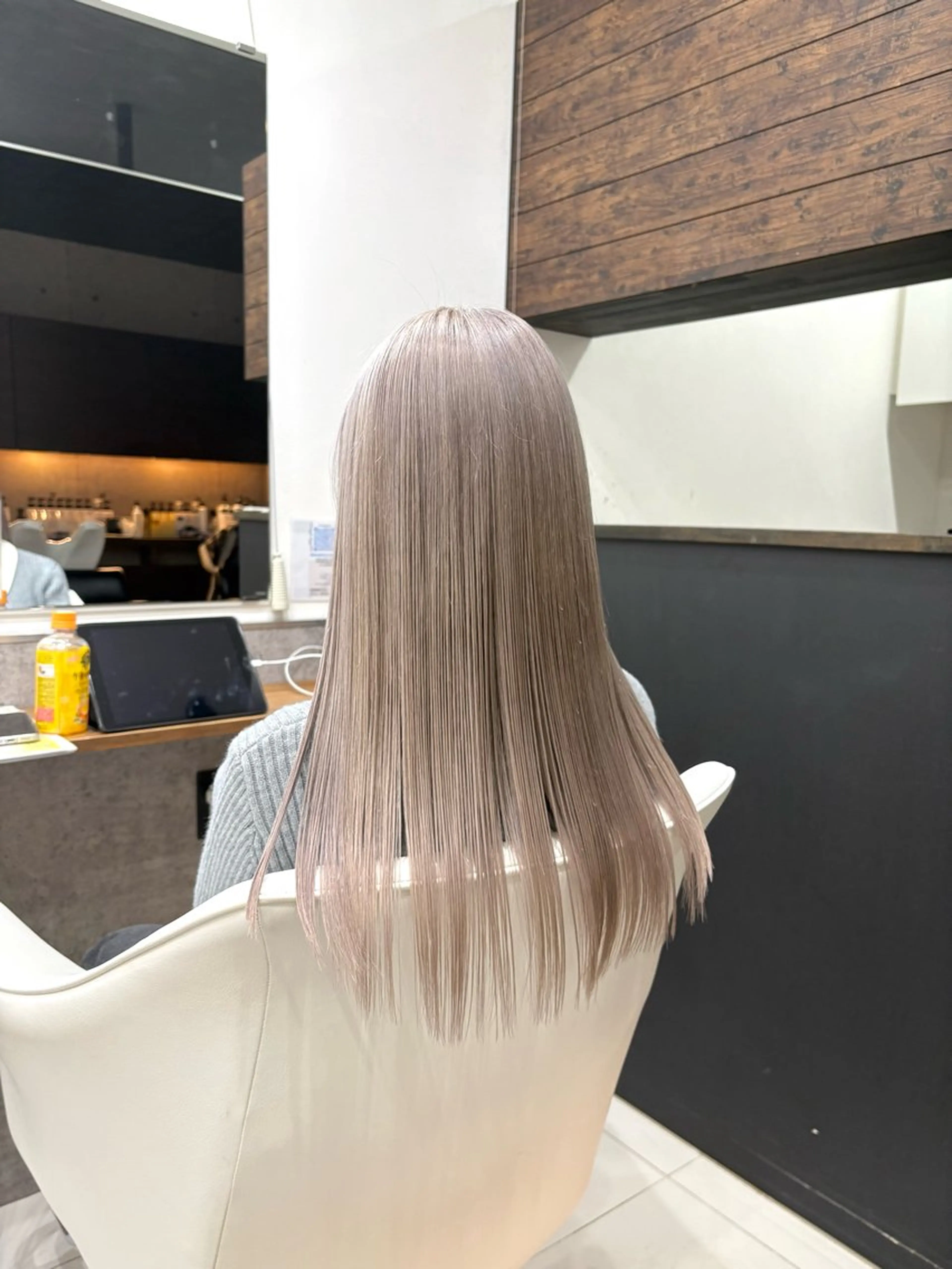 ロング カラー ベージュカラー ホワイトベージュ ヘアカラー トリートメント VIRAL ヴァイラルのヘアスタイル