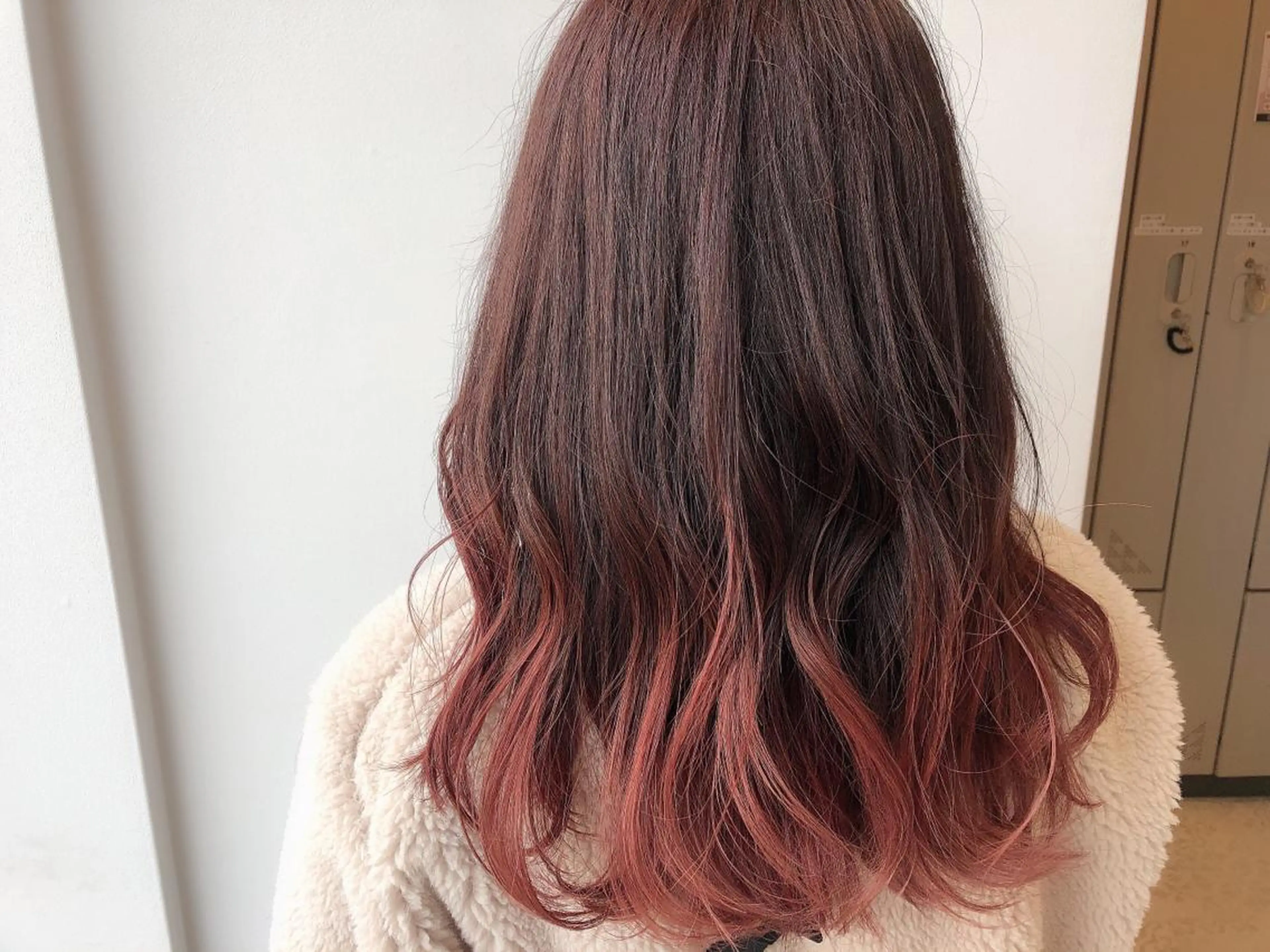 セミロング カラー 辻本 夏子のヘアスタイル