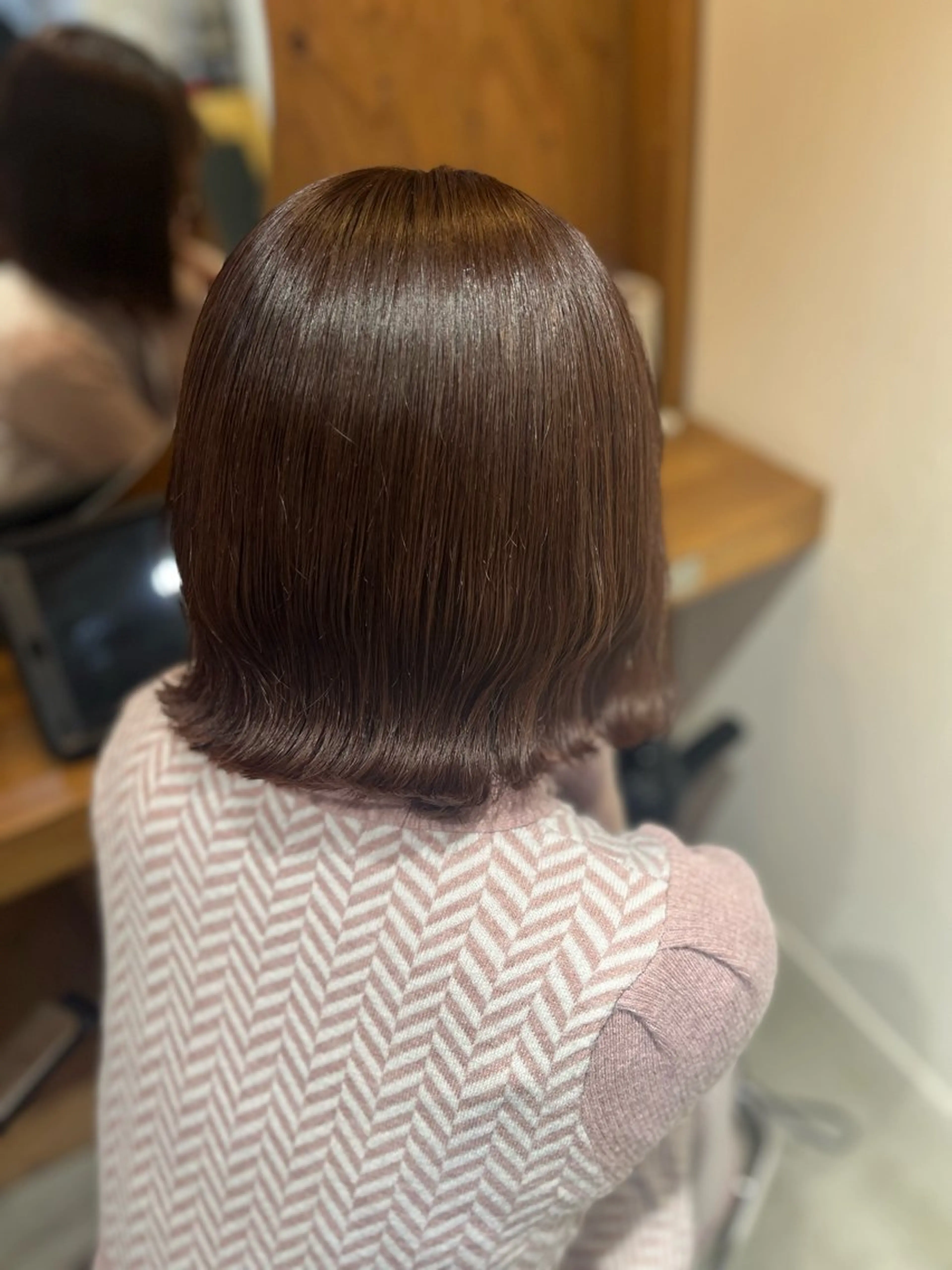 ミディアム 切りっぱなしボブ ボブ 外ハネヘア 塩川ももこ/ 自然な縮毛矯正のヘアスタイル